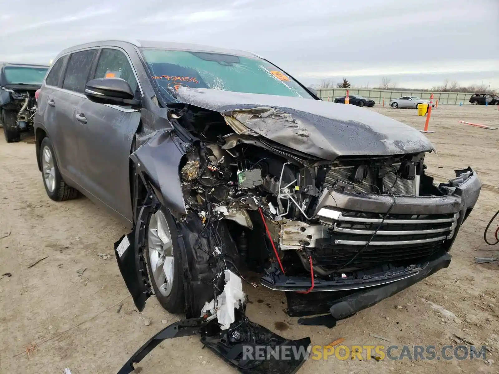 1 Photograph of a damaged car 5TDDZRFH9KS734158 TOYOTA HIGHLANDER 2019
