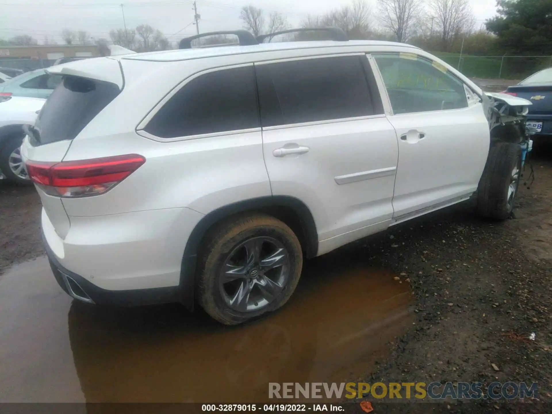 4 Photograph of a damaged car 5TDDZRFH9KS742101 TOYOTA HIGHLANDER 2019