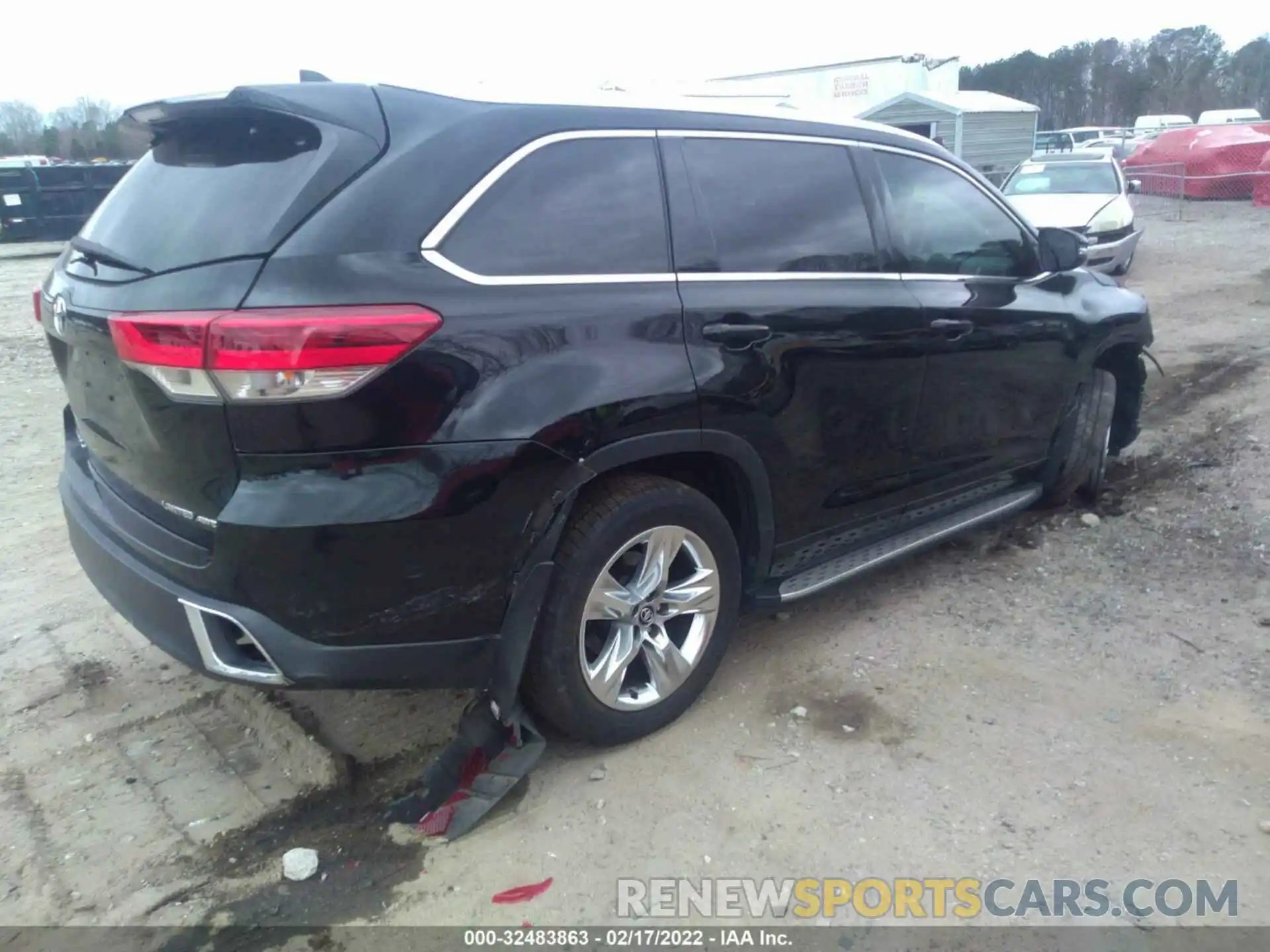 4 Photograph of a damaged car 5TDDZRFH9KS920752 TOYOTA HIGHLANDER 2019