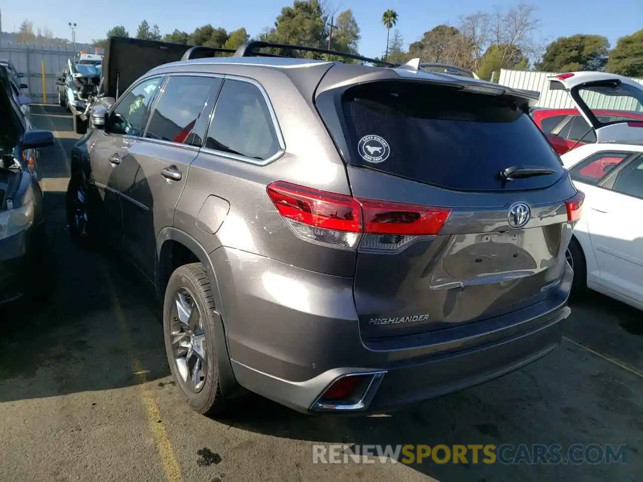 3 Photograph of a damaged car 5TDDZRFH9KS929953 TOYOTA HIGHLANDER 2019