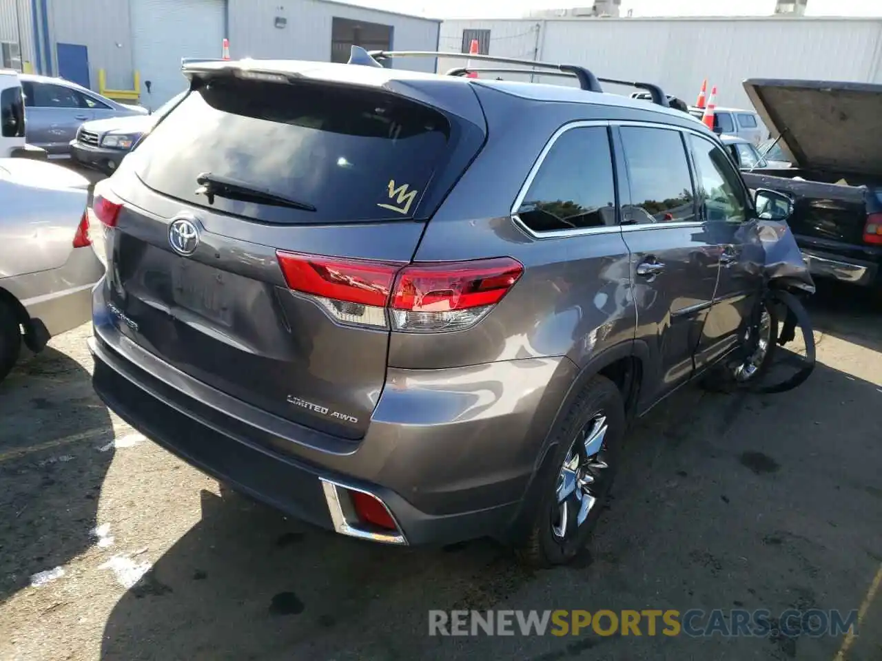 4 Photograph of a damaged car 5TDDZRFH9KS929953 TOYOTA HIGHLANDER 2019