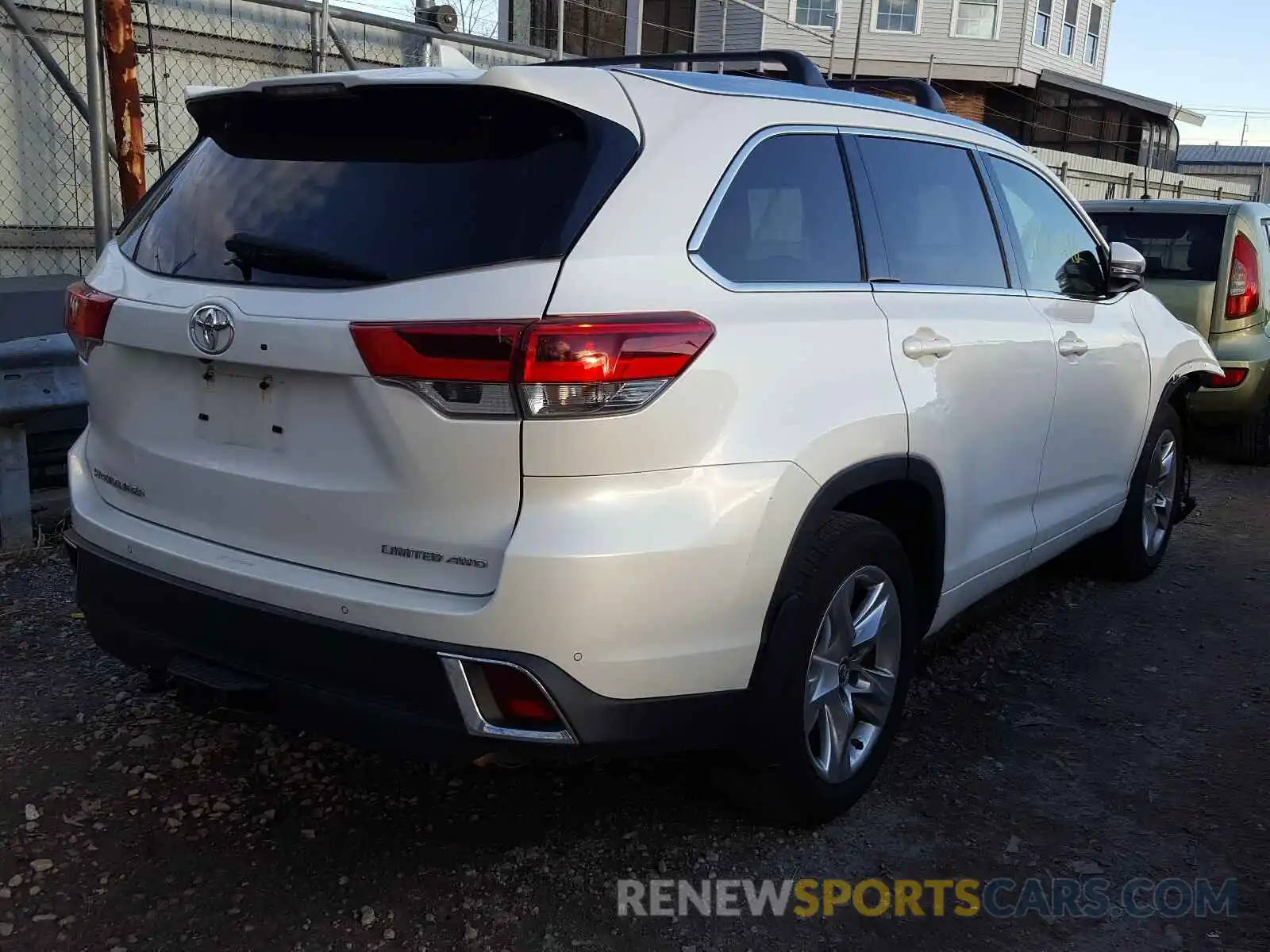 4 Photograph of a damaged car 5TDDZRFH9KS937292 TOYOTA HIGHLANDER 2019