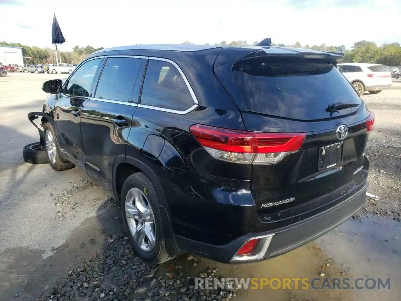 3 Photograph of a damaged car 5TDDZRFH9KS938880 TOYOTA HIGHLANDER 2019