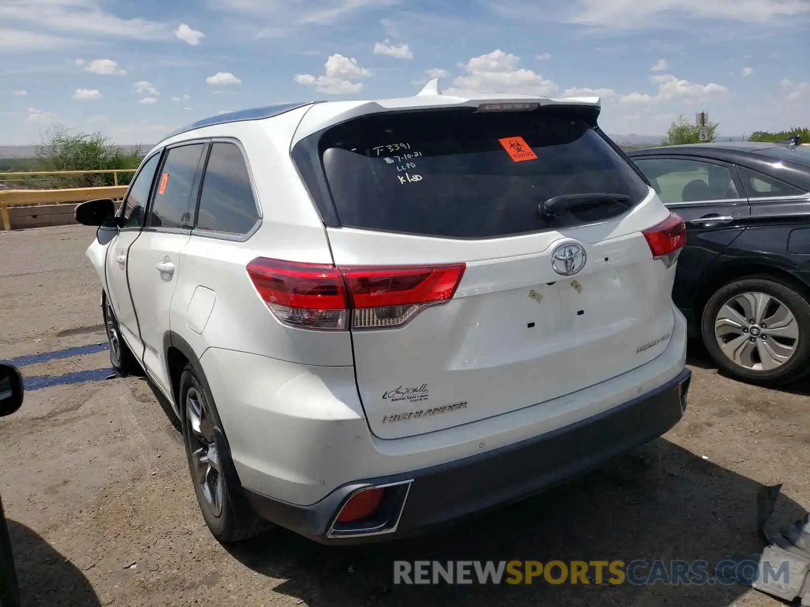 3 Photograph of a damaged car 5TDDZRFH9KS946784 TOYOTA HIGHLANDER 2019