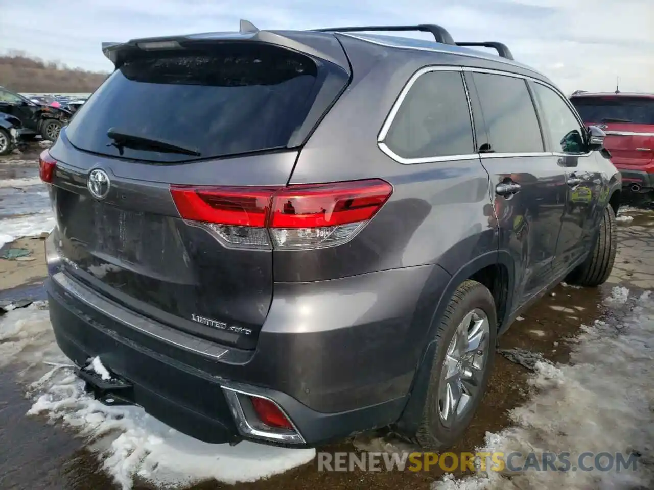 4 Photograph of a damaged car 5TDDZRFH9KS952410 TOYOTA HIGHLANDER 2019