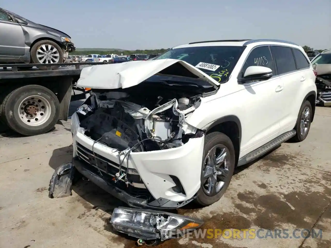 2 Photograph of a damaged car 5TDDZRFH9KS955775 TOYOTA HIGHLANDER 2019