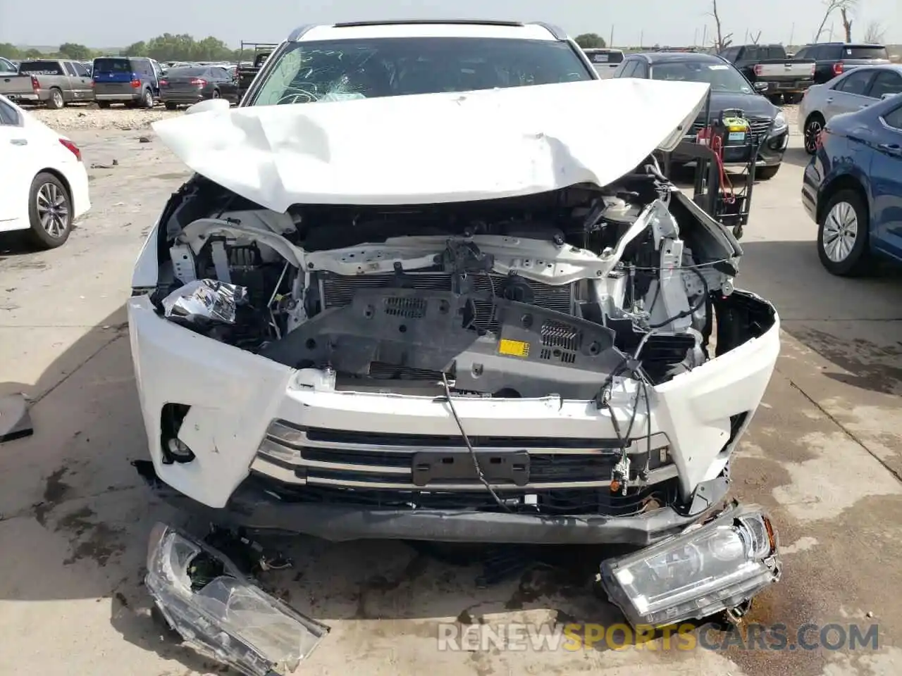 9 Photograph of a damaged car 5TDDZRFH9KS955775 TOYOTA HIGHLANDER 2019