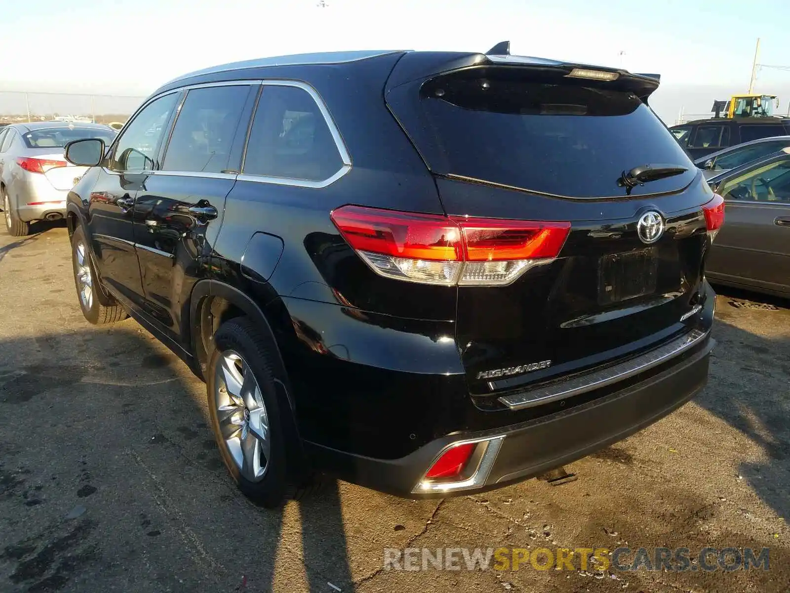 3 Photograph of a damaged car 5TDDZRFH9KS970597 TOYOTA HIGHLANDER 2019