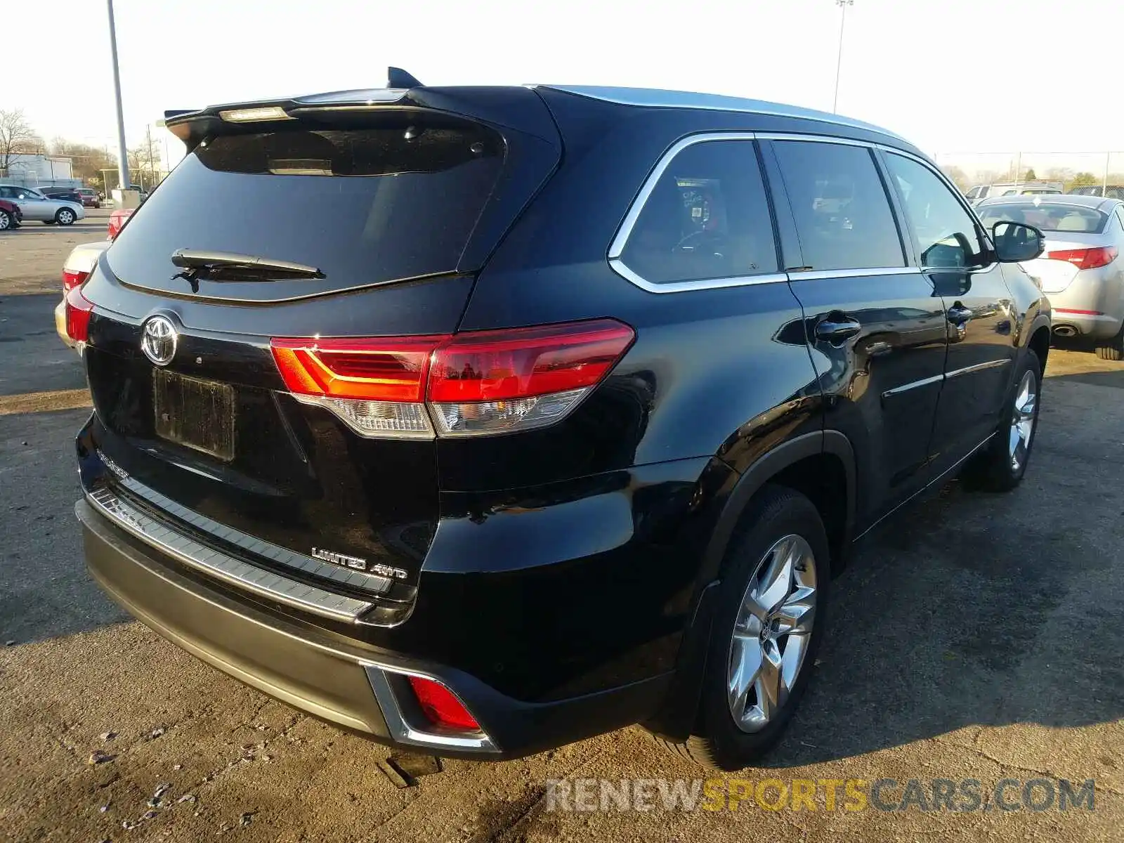 4 Photograph of a damaged car 5TDDZRFH9KS970597 TOYOTA HIGHLANDER 2019