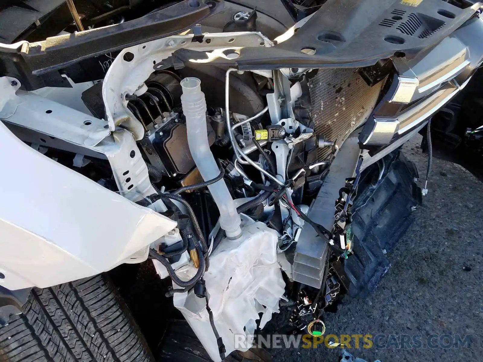 9 Photograph of a damaged car 5TDDZRFH9KS975430 TOYOTA HIGHLANDER 2019