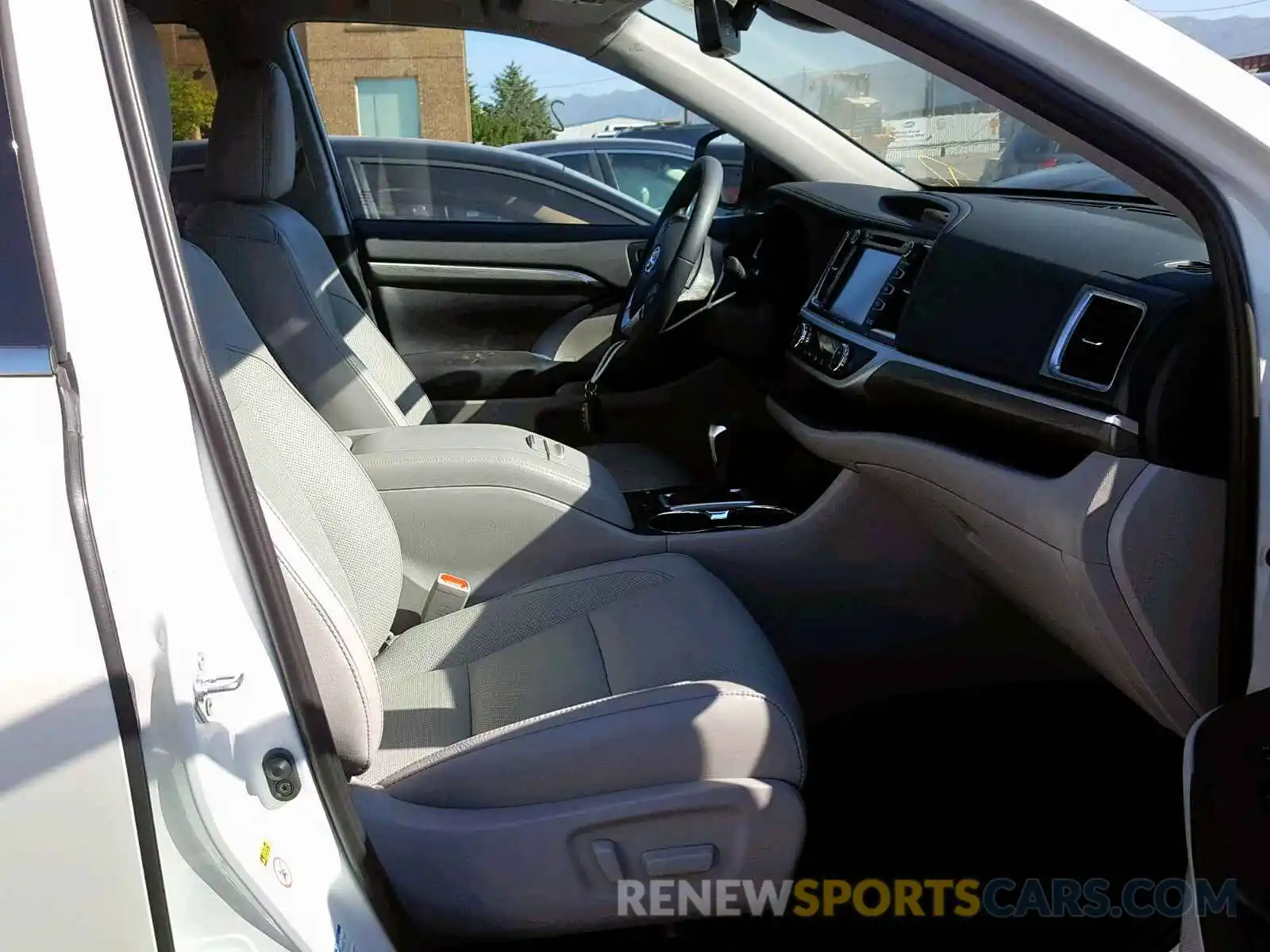 5 Photograph of a damaged car 5TDDZRFH9KS999162 TOYOTA HIGHLANDER 2019