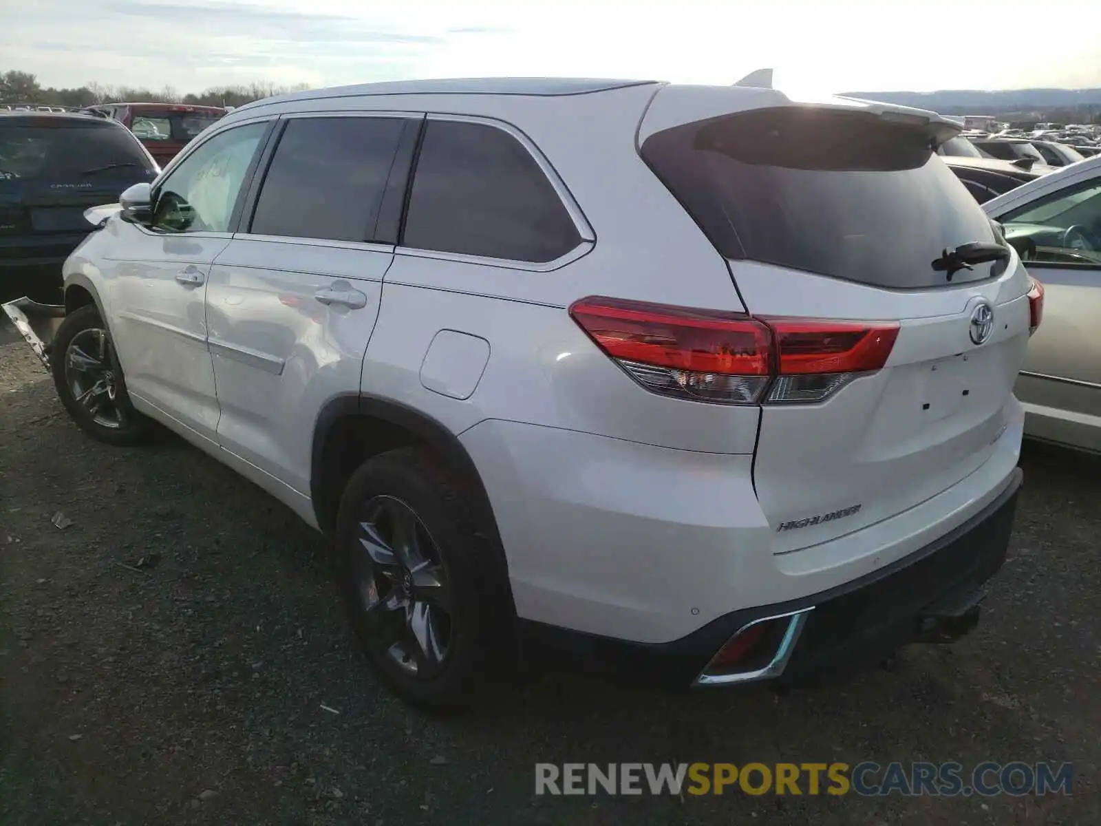 3 Photograph of a damaged car 5TDDZRFHXKS700472 TOYOTA HIGHLANDER 2019