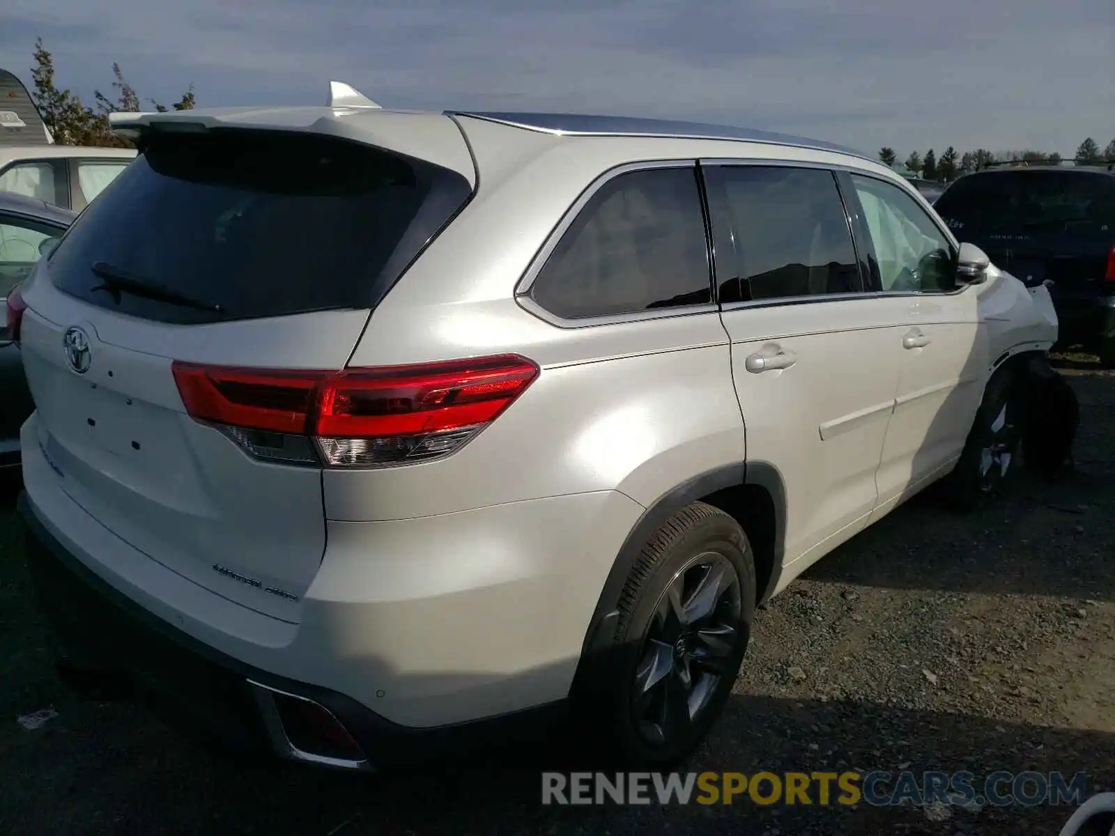 4 Photograph of a damaged car 5TDDZRFHXKS700472 TOYOTA HIGHLANDER 2019