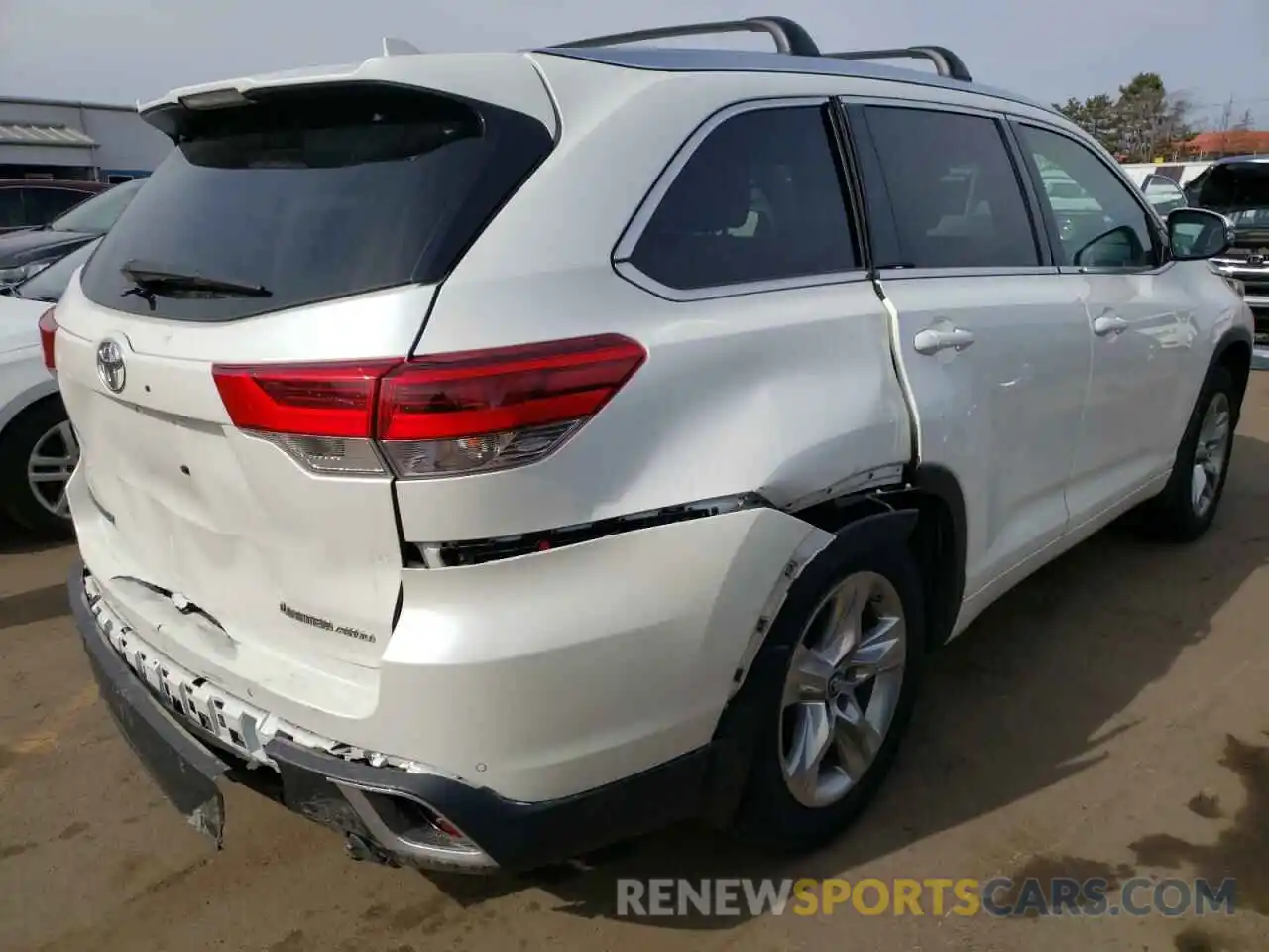 4 Photograph of a damaged car 5TDDZRFHXKS709592 TOYOTA HIGHLANDER 2019