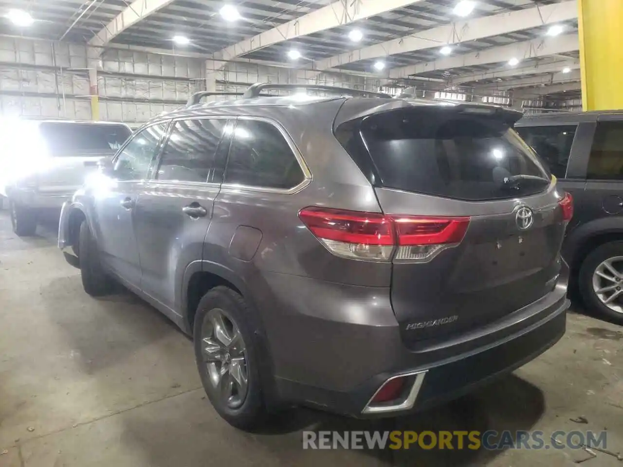 3 Photograph of a damaged car 5TDDZRFHXKS719359 TOYOTA HIGHLANDER 2019