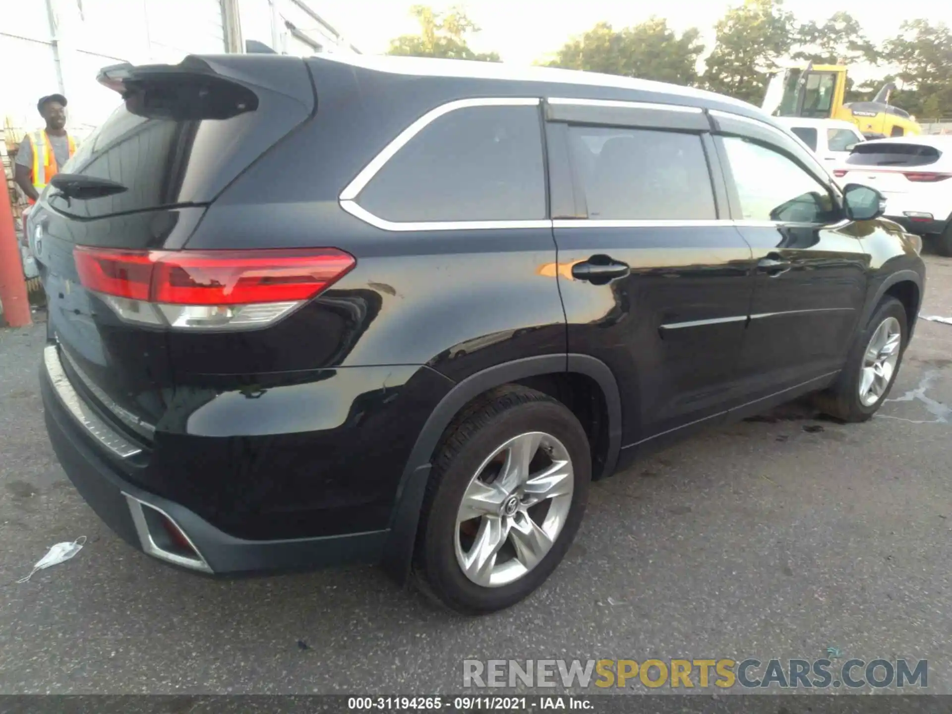 4 Photograph of a damaged car 5TDDZRFHXKS722925 TOYOTA HIGHLANDER 2019