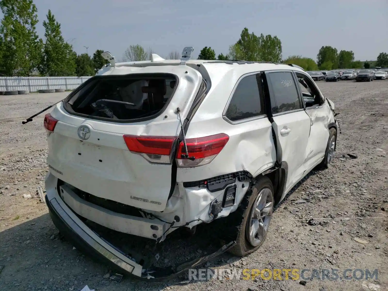 4 Photograph of a damaged car 5TDDZRFHXKS743063 TOYOTA HIGHLANDER 2019