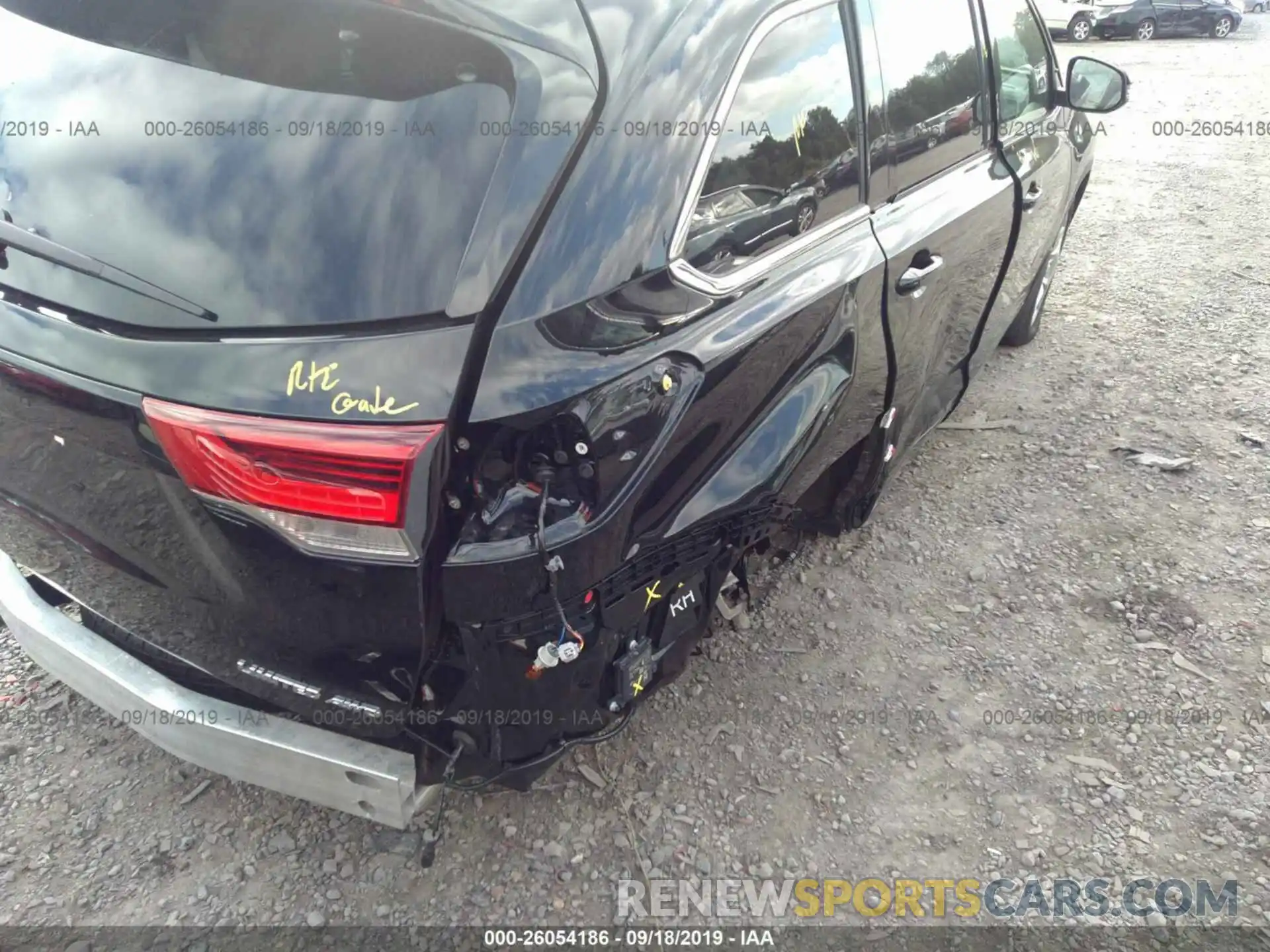 4 Photograph of a damaged car 5TDDZRFHXKS920047 TOYOTA HIGHLANDER 2019