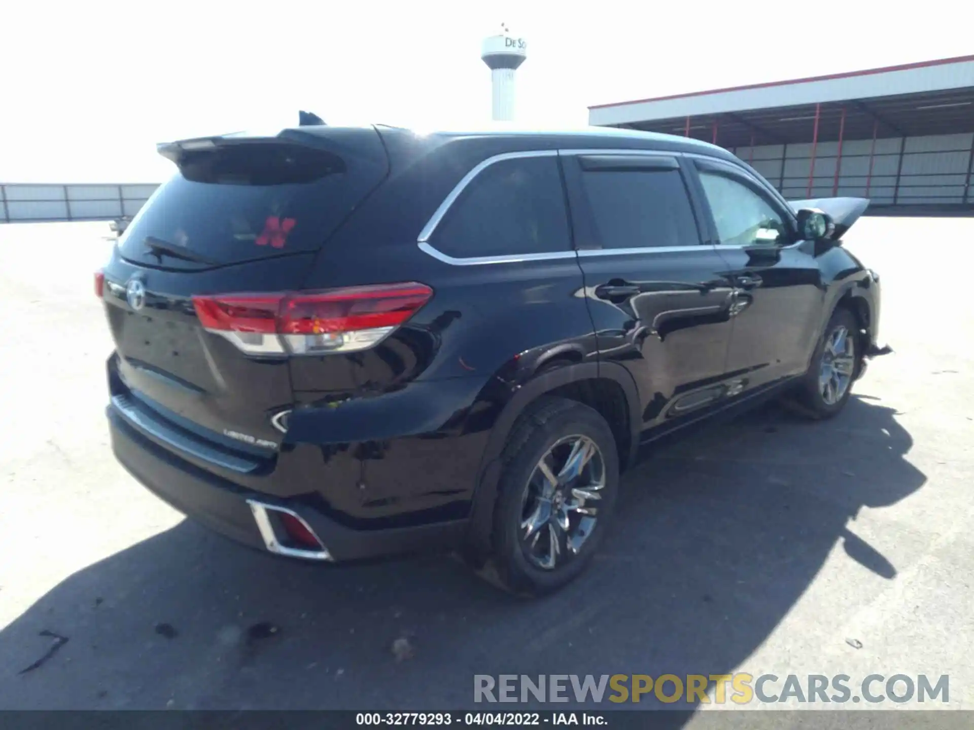 4 Photograph of a damaged car 5TDDZRFHXKS952450 TOYOTA HIGHLANDER 2019