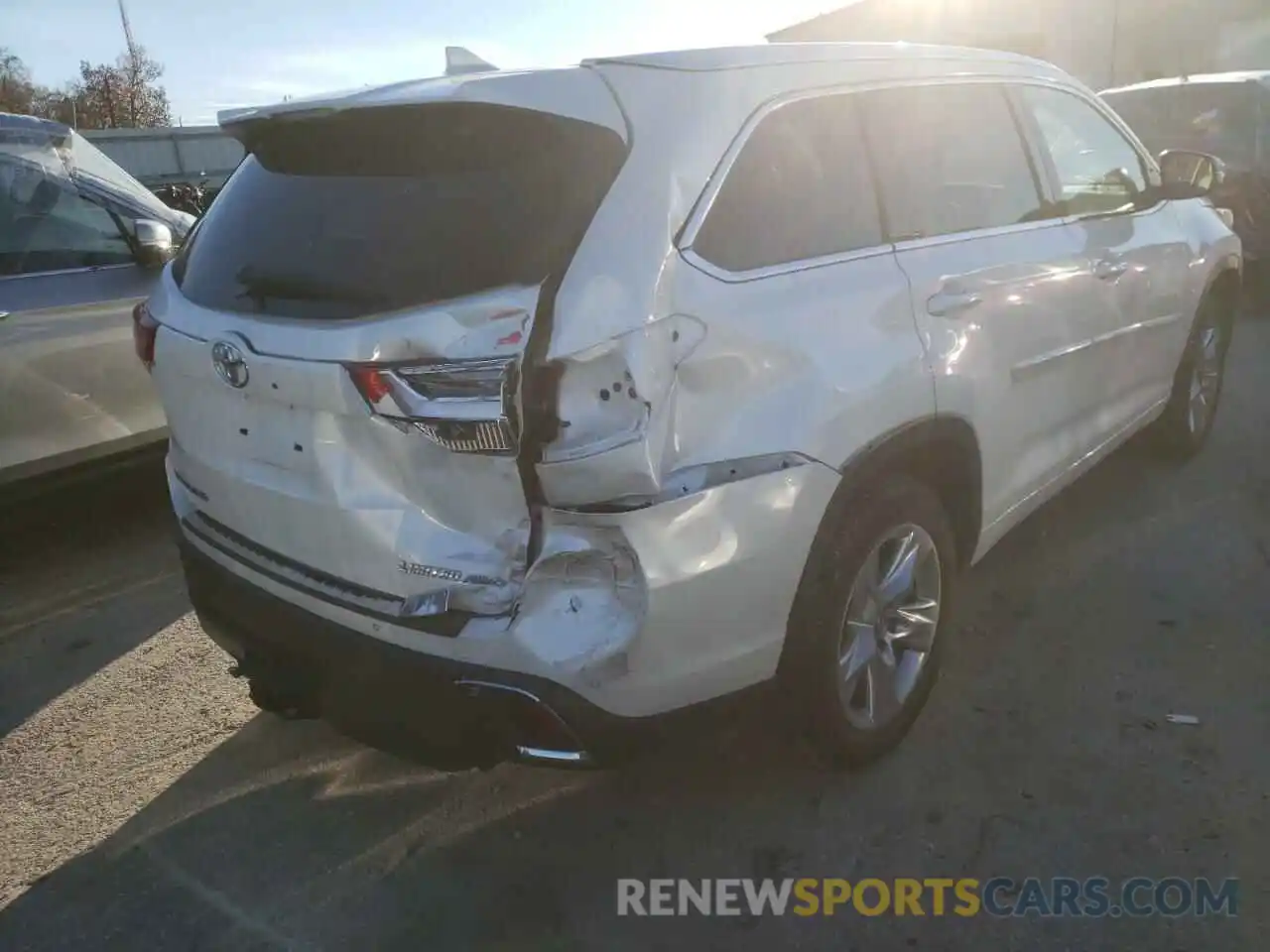 4 Photograph of a damaged car 5TDDZRFHXKS974271 TOYOTA HIGHLANDER 2019