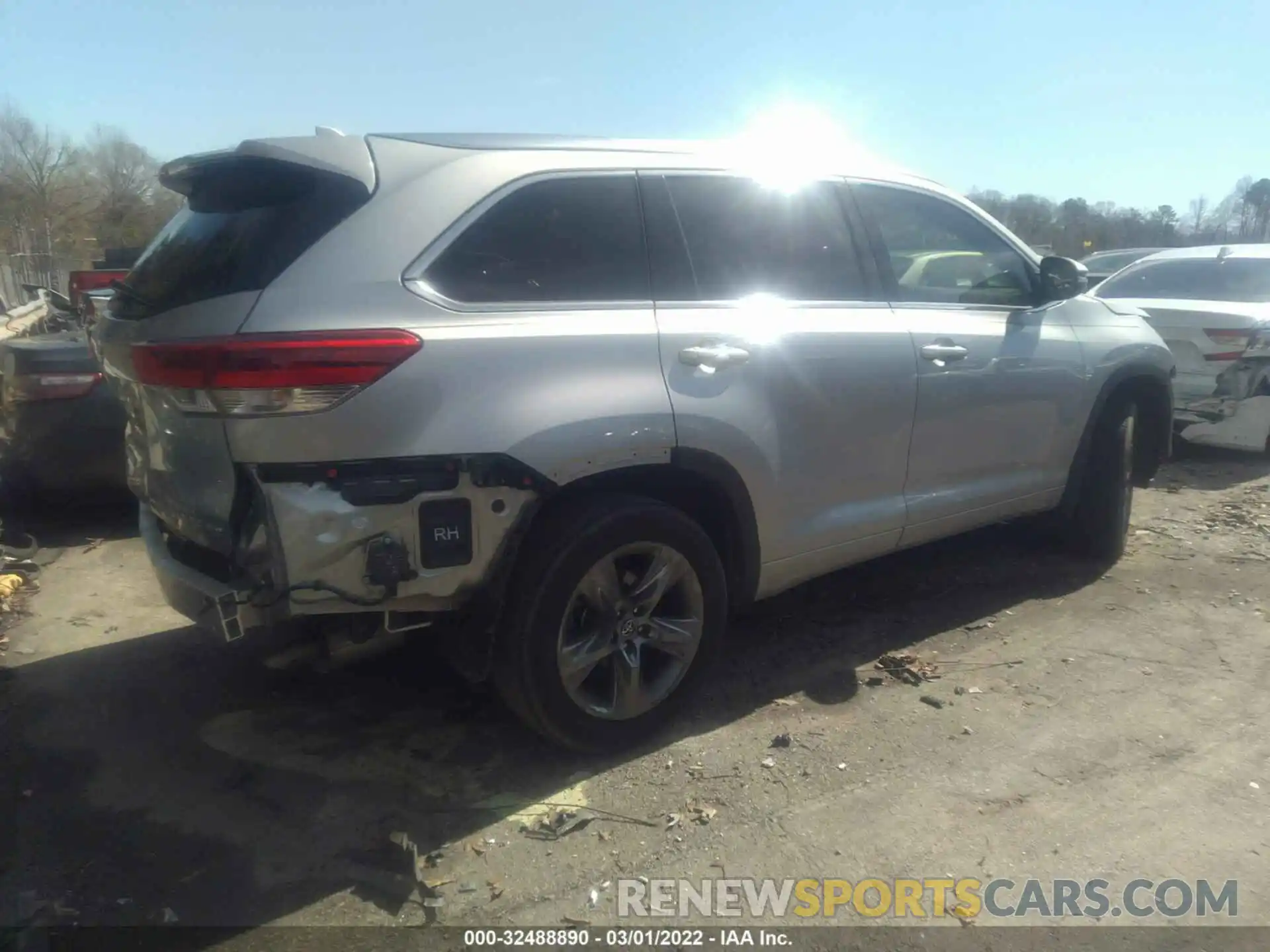 4 Photograph of a damaged car 5TDDZRFHXKS994682 TOYOTA HIGHLANDER 2019