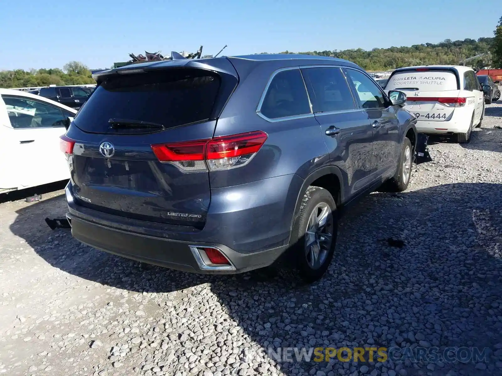 4 Photograph of a damaged car 5TDDZRFHXKS998621 TOYOTA HIGHLANDER 2019