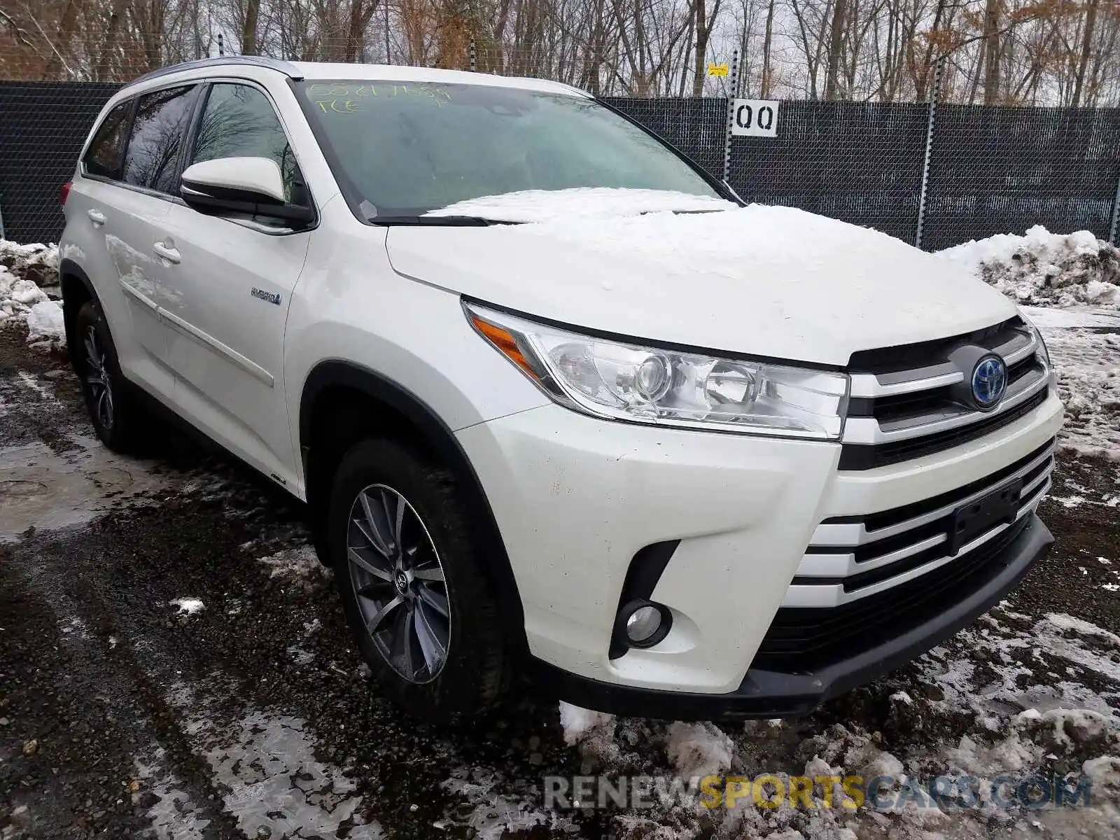 1 Photograph of a damaged car 5TDJGRFH0KS052357 TOYOTA HIGHLANDER 2019