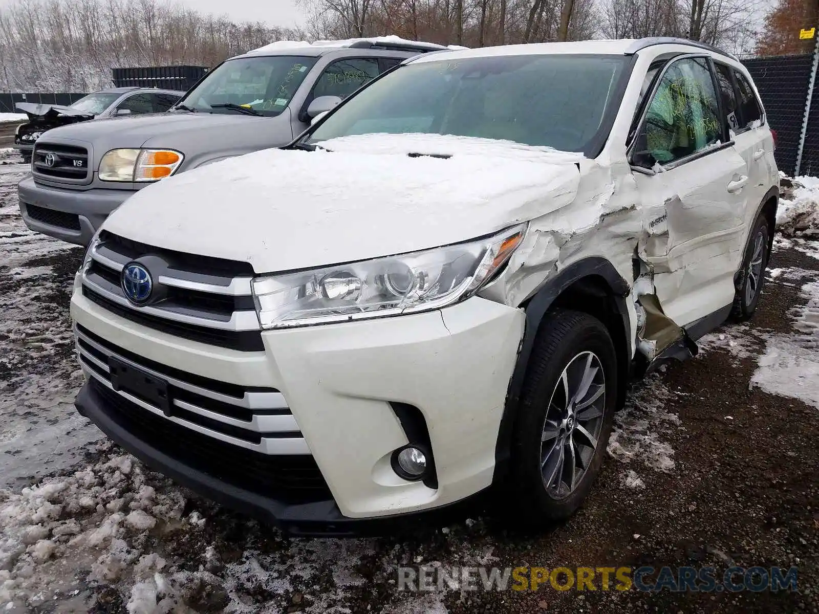 2 Photograph of a damaged car 5TDJGRFH0KS052357 TOYOTA HIGHLANDER 2019