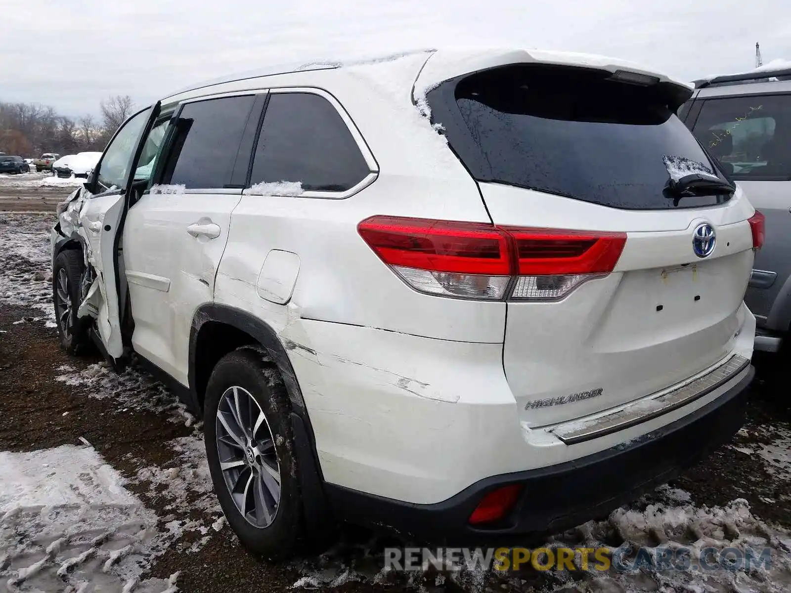 3 Photograph of a damaged car 5TDJGRFH0KS052357 TOYOTA HIGHLANDER 2019