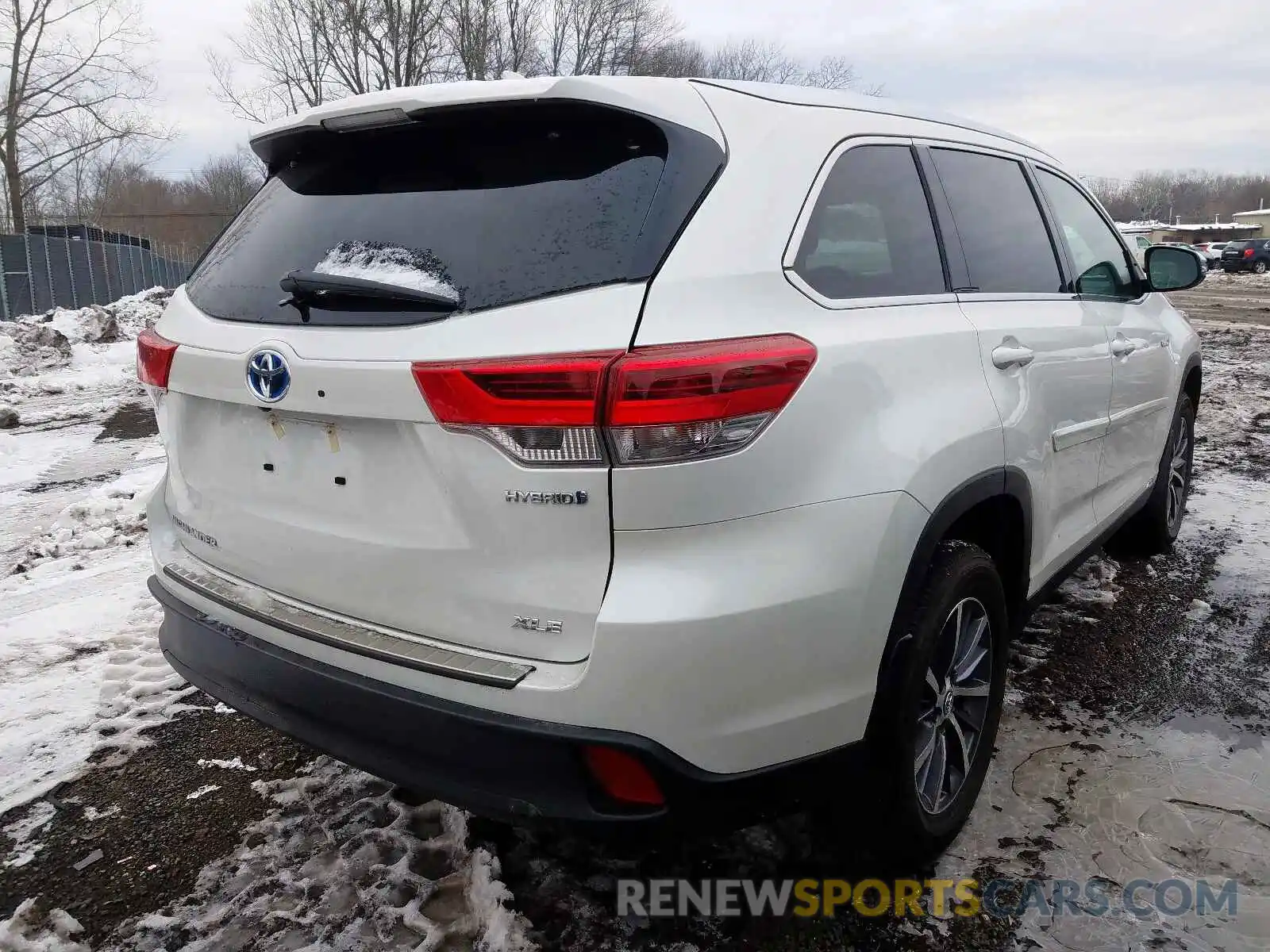 4 Photograph of a damaged car 5TDJGRFH0KS052357 TOYOTA HIGHLANDER 2019