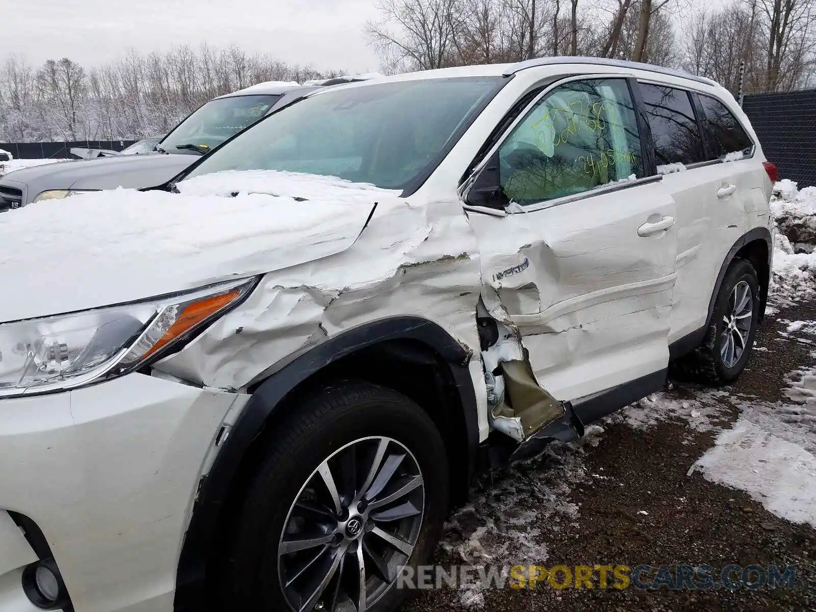 9 Photograph of a damaged car 5TDJGRFH0KS052357 TOYOTA HIGHLANDER 2019