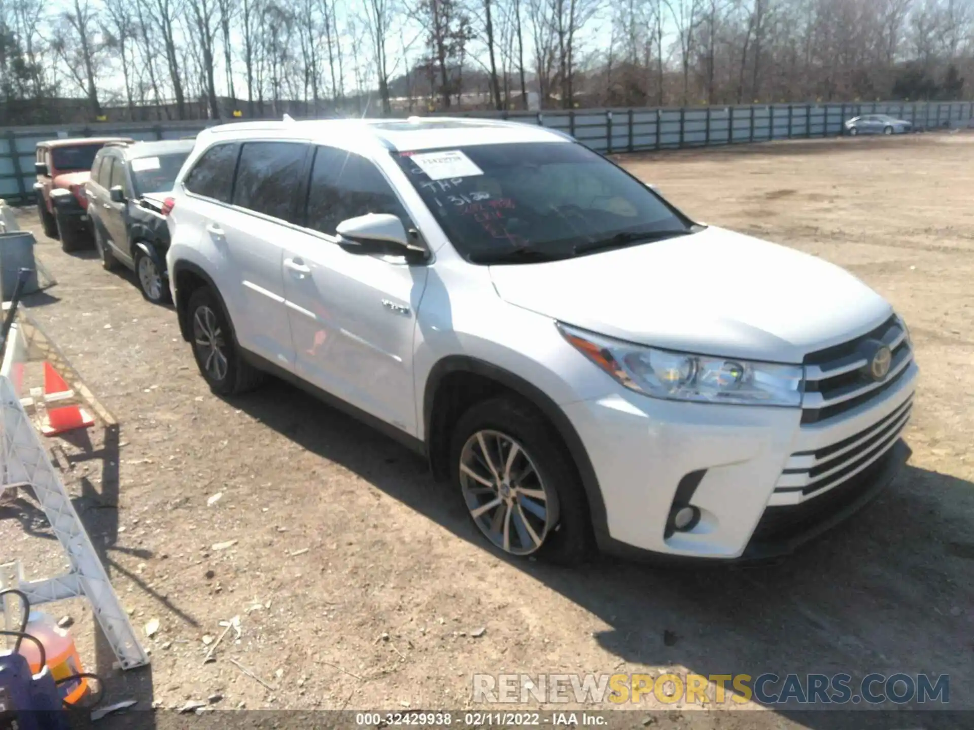 1 Photograph of a damaged car 5TDJGRFH0KS052438 TOYOTA HIGHLANDER 2019