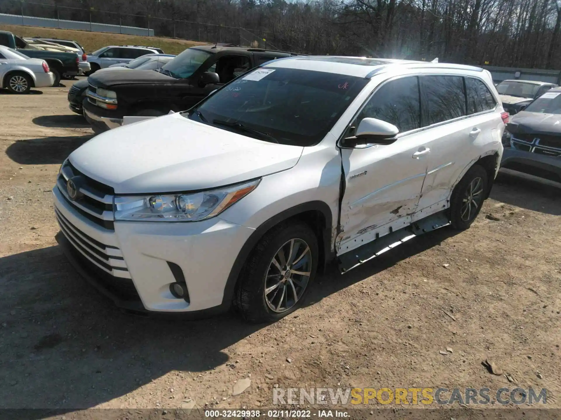 2 Photograph of a damaged car 5TDJGRFH0KS052438 TOYOTA HIGHLANDER 2019