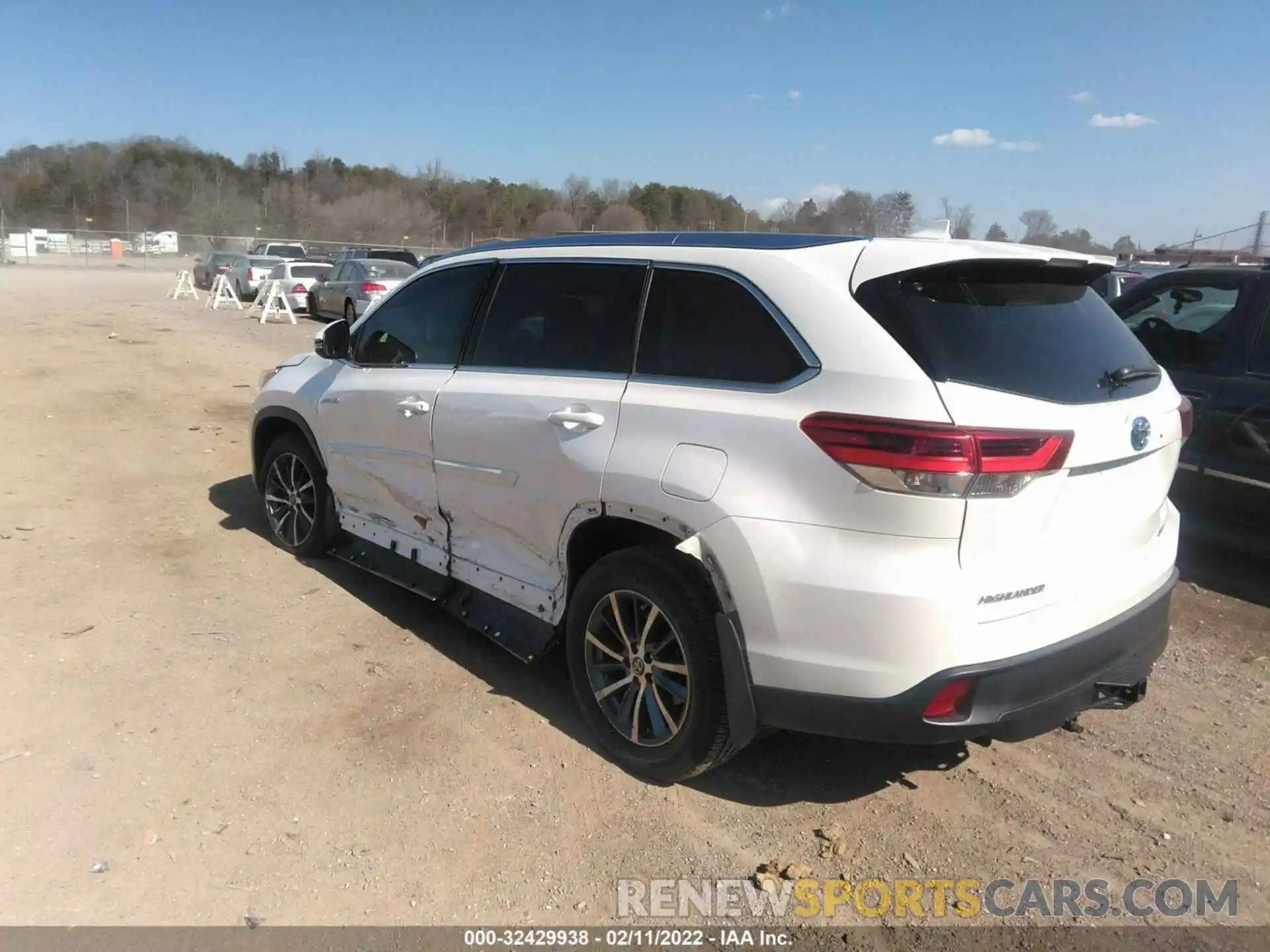 3 Photograph of a damaged car 5TDJGRFH0KS052438 TOYOTA HIGHLANDER 2019