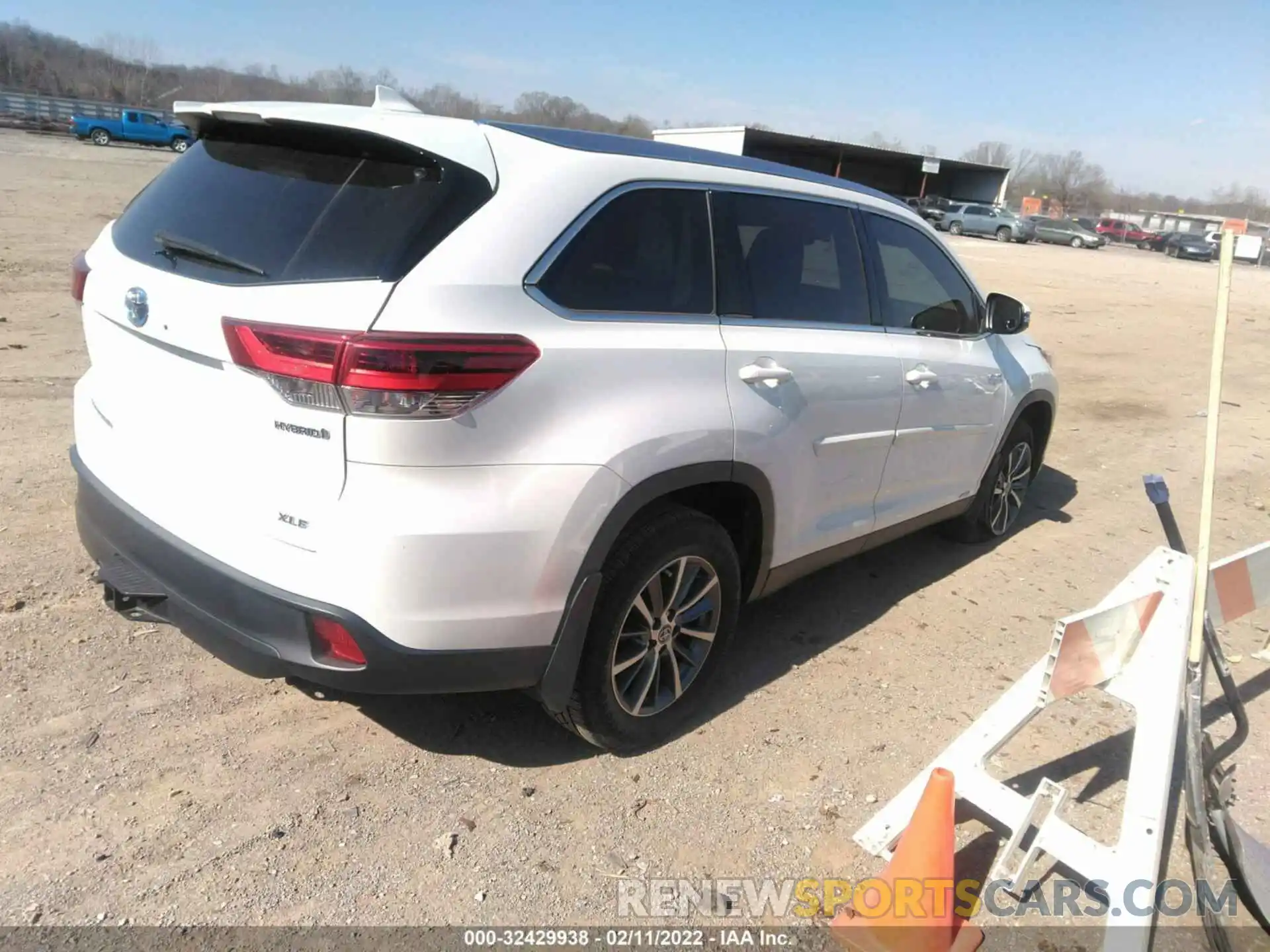 4 Photograph of a damaged car 5TDJGRFH0KS052438 TOYOTA HIGHLANDER 2019