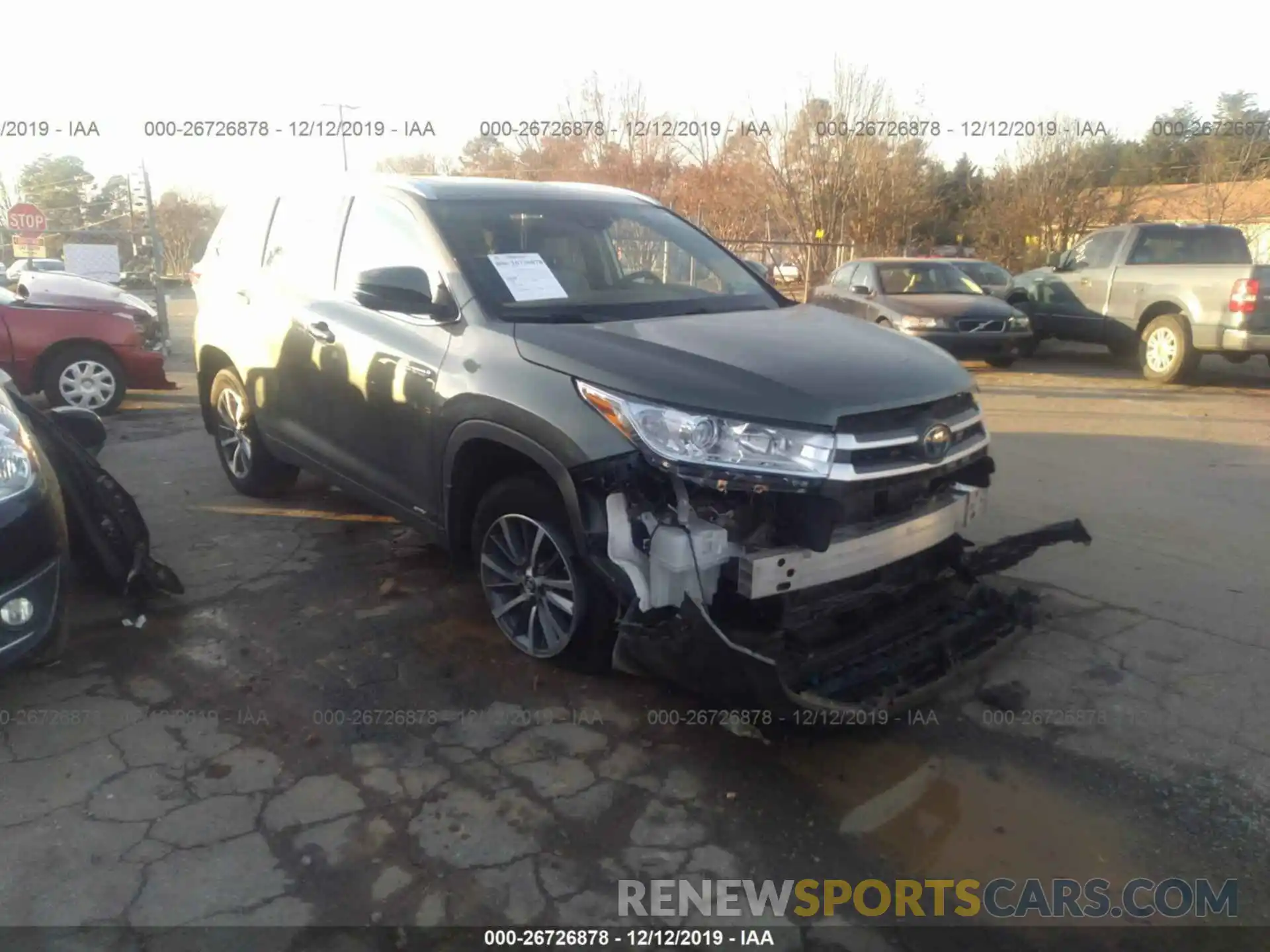 1 Photograph of a damaged car 5TDJGRFH0KS052746 TOYOTA HIGHLANDER 2019