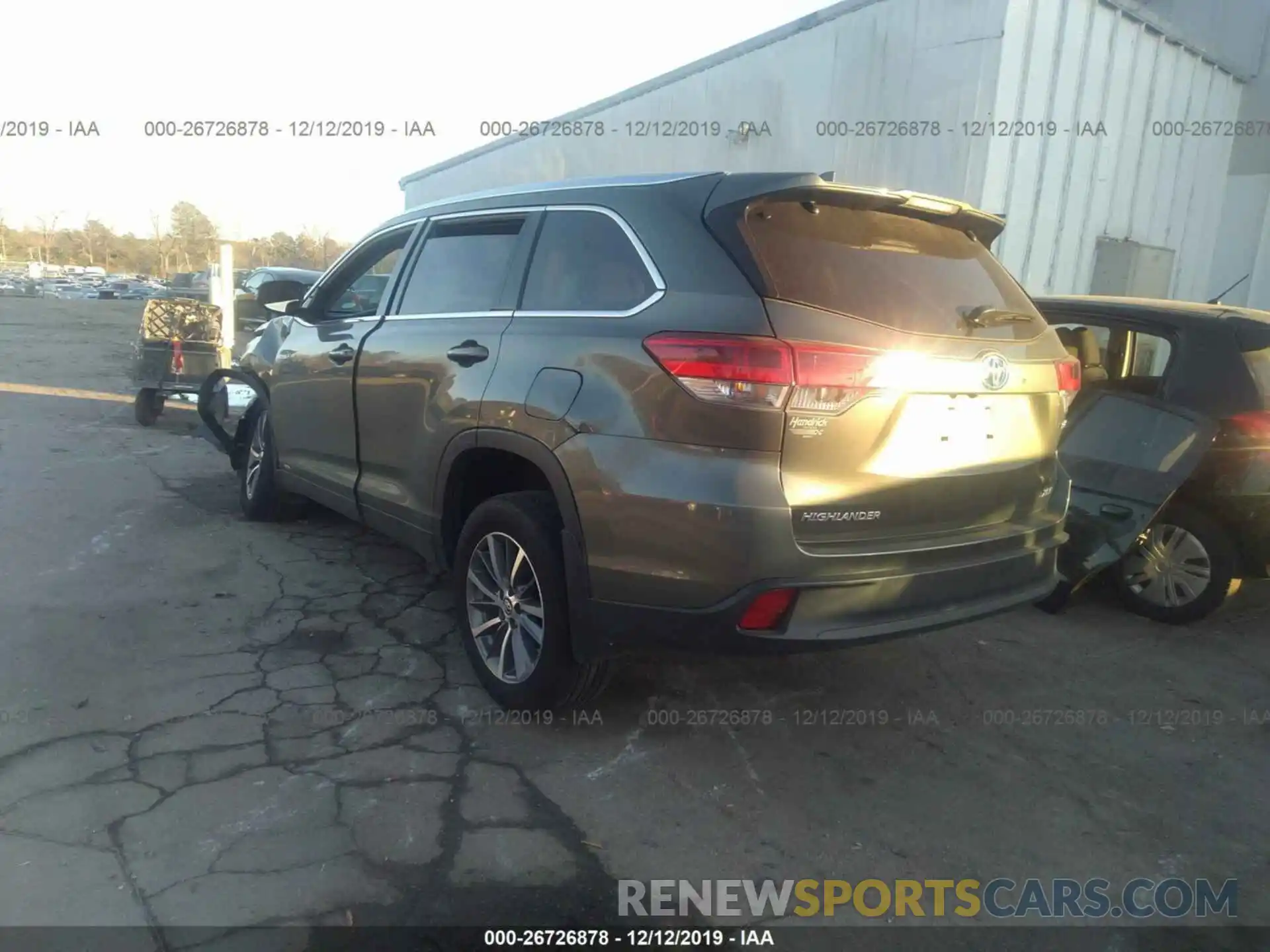 3 Photograph of a damaged car 5TDJGRFH0KS052746 TOYOTA HIGHLANDER 2019