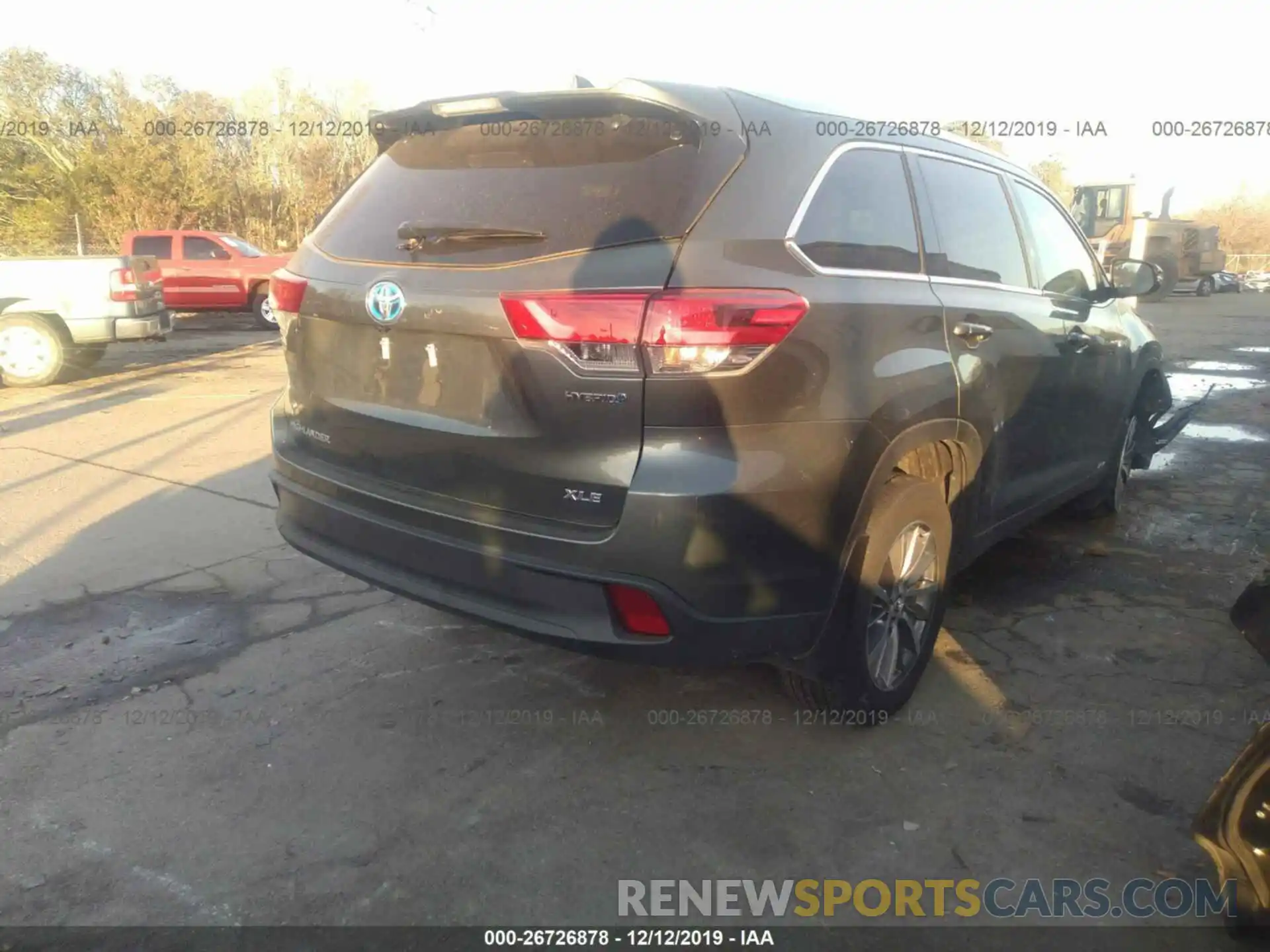 4 Photograph of a damaged car 5TDJGRFH0KS052746 TOYOTA HIGHLANDER 2019