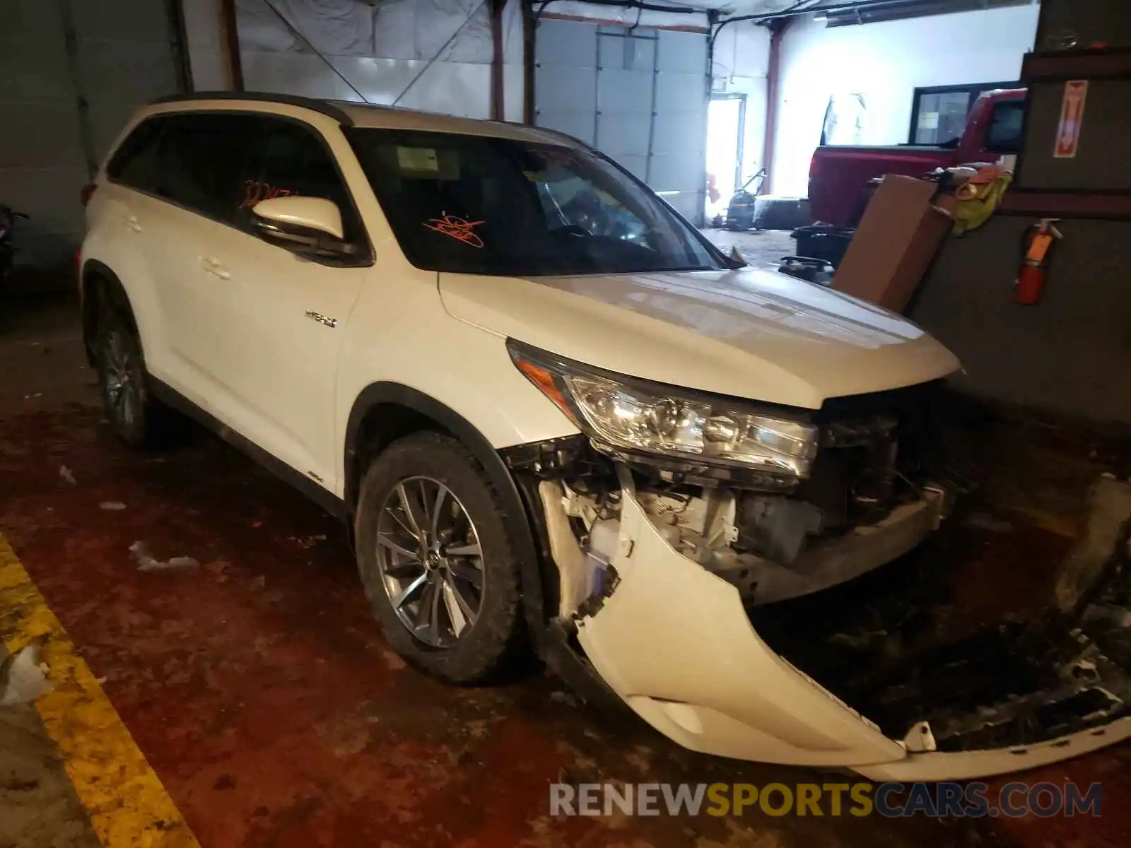 1 Photograph of a damaged car 5TDJGRFH0KS059454 TOYOTA HIGHLANDER 2019