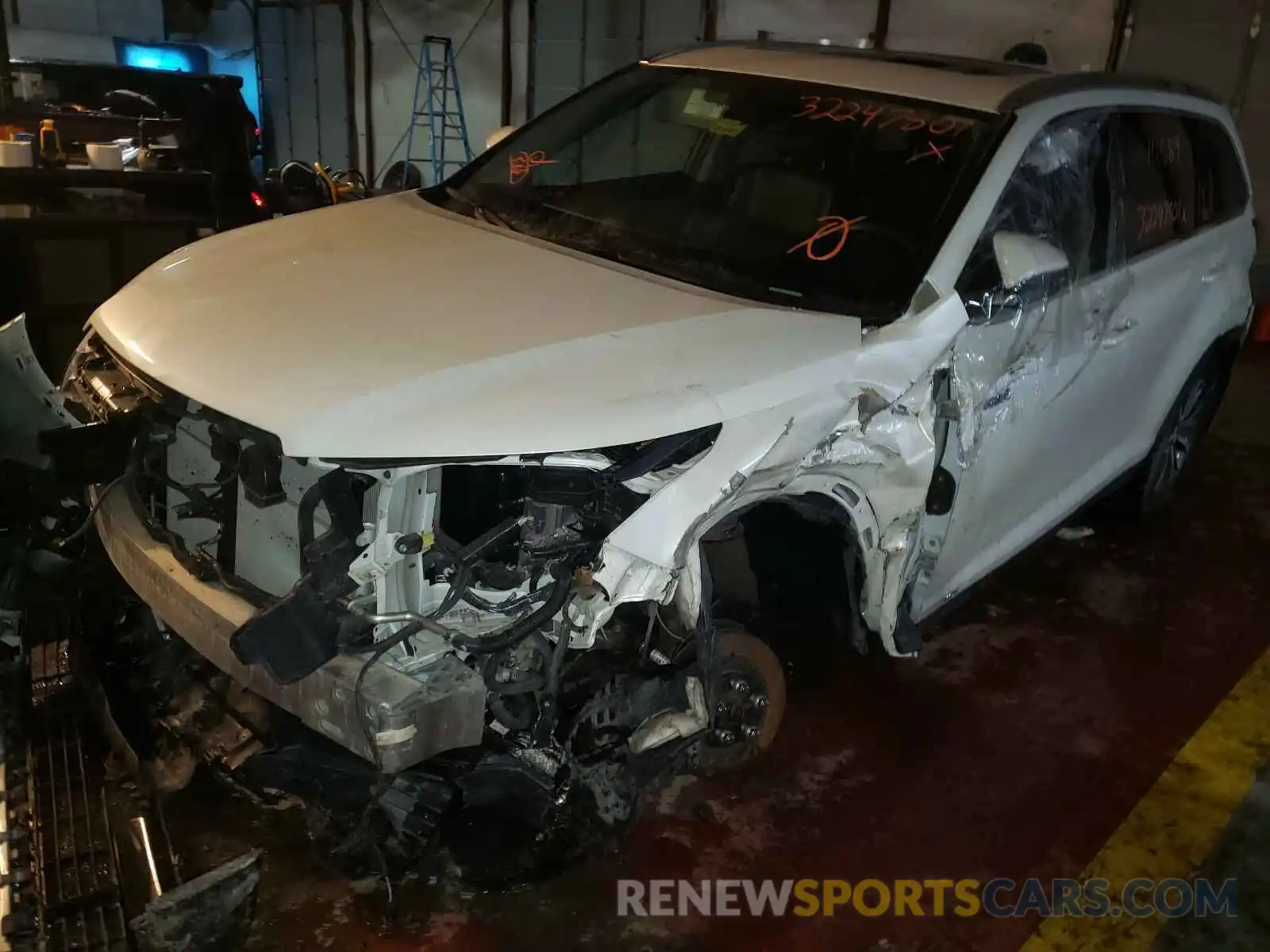 2 Photograph of a damaged car 5TDJGRFH0KS059454 TOYOTA HIGHLANDER 2019