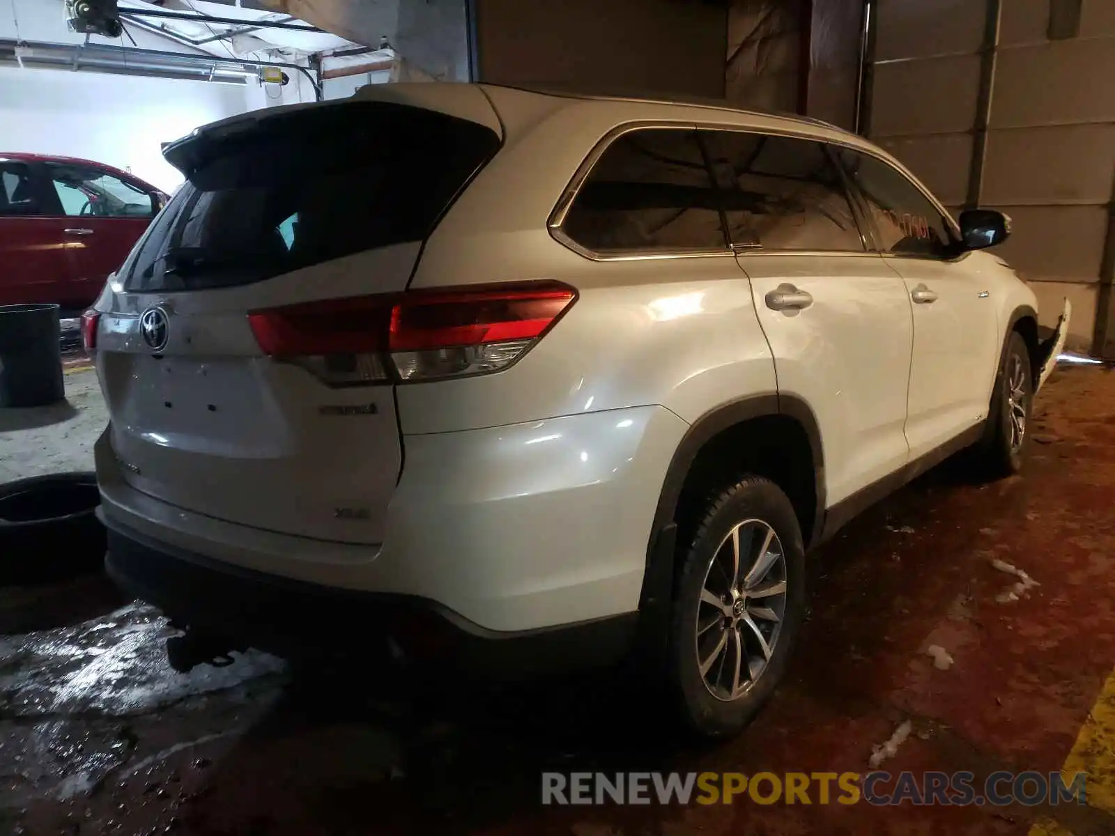 4 Photograph of a damaged car 5TDJGRFH0KS059454 TOYOTA HIGHLANDER 2019