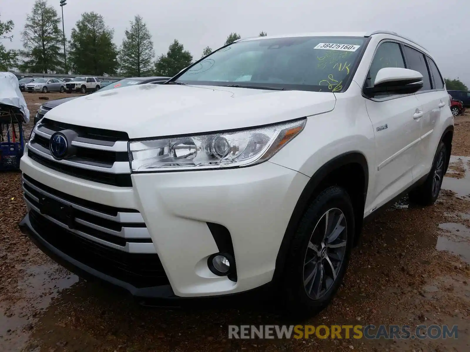 2 Photograph of a damaged car 5TDJGRFH0KS062211 TOYOTA HIGHLANDER 2019