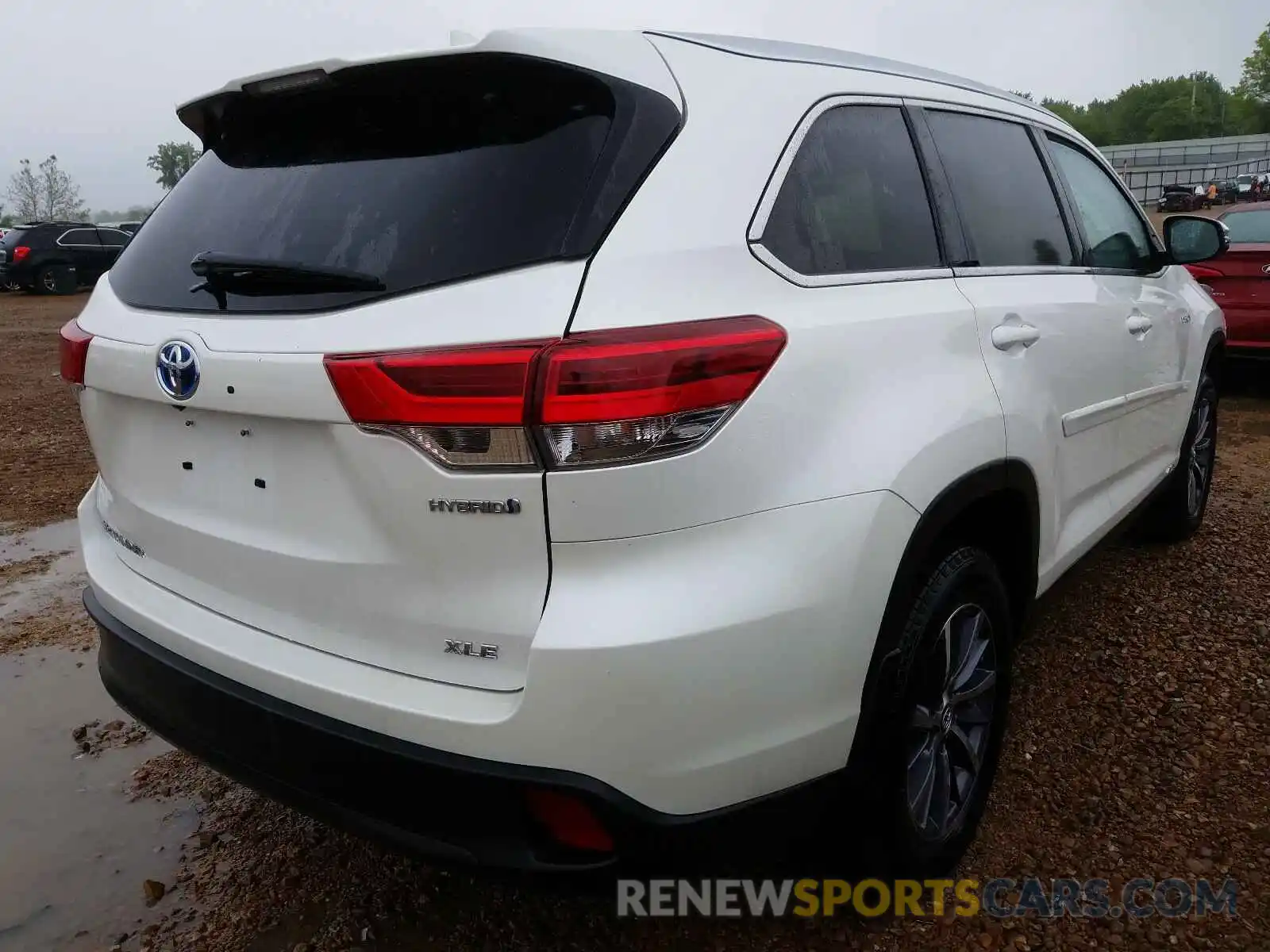 4 Photograph of a damaged car 5TDJGRFH0KS062211 TOYOTA HIGHLANDER 2019