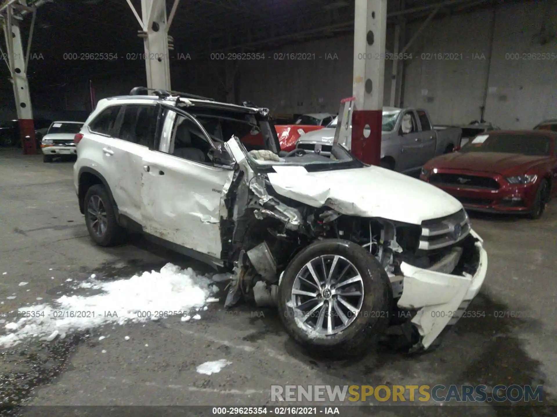 1 Photograph of a damaged car 5TDJGRFH0KS063245 TOYOTA HIGHLANDER 2019