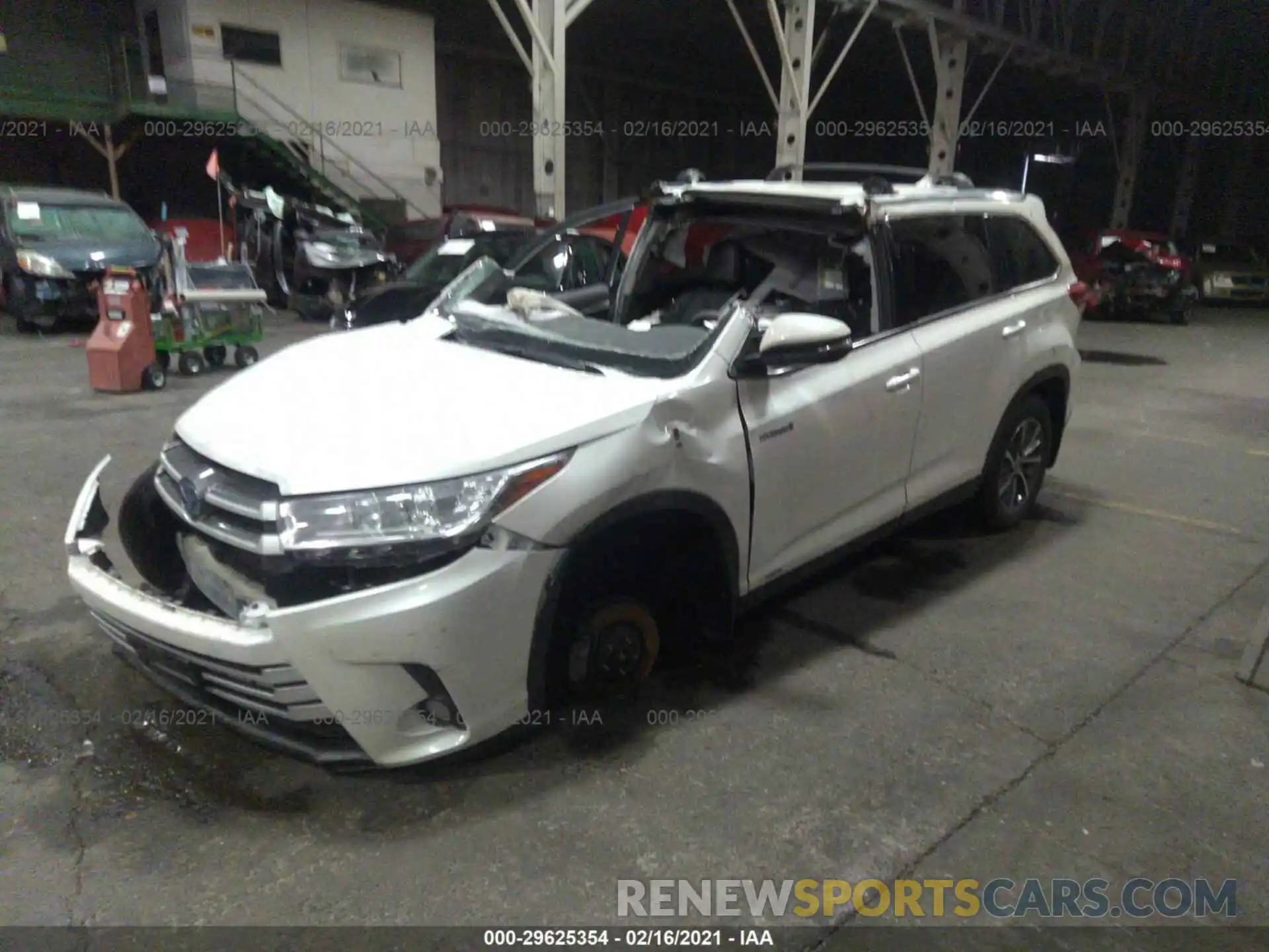 2 Photograph of a damaged car 5TDJGRFH0KS063245 TOYOTA HIGHLANDER 2019