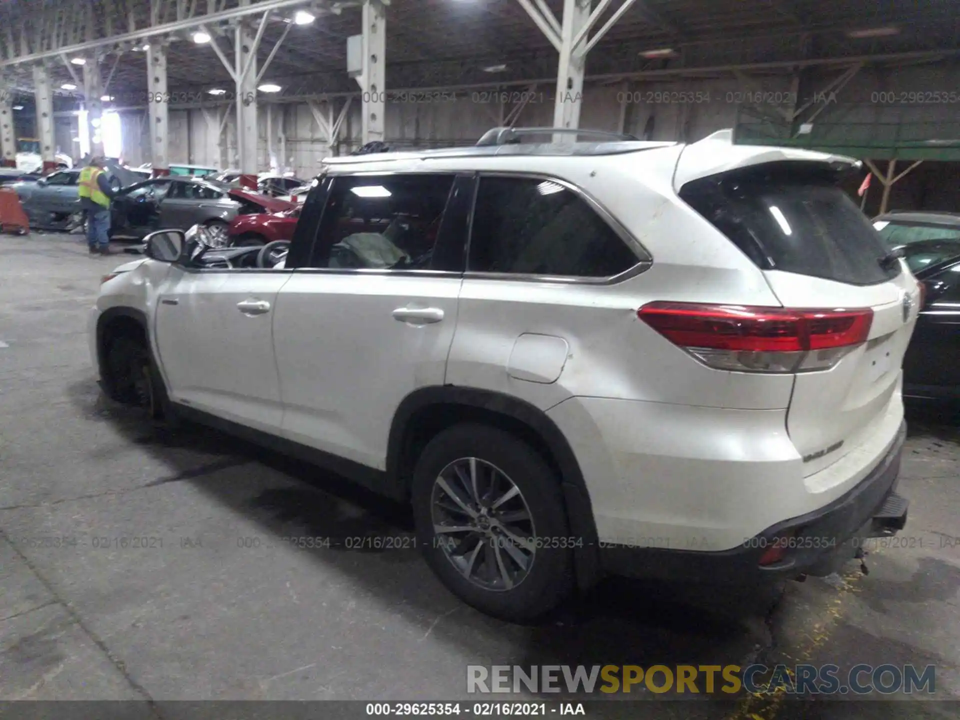 3 Photograph of a damaged car 5TDJGRFH0KS063245 TOYOTA HIGHLANDER 2019