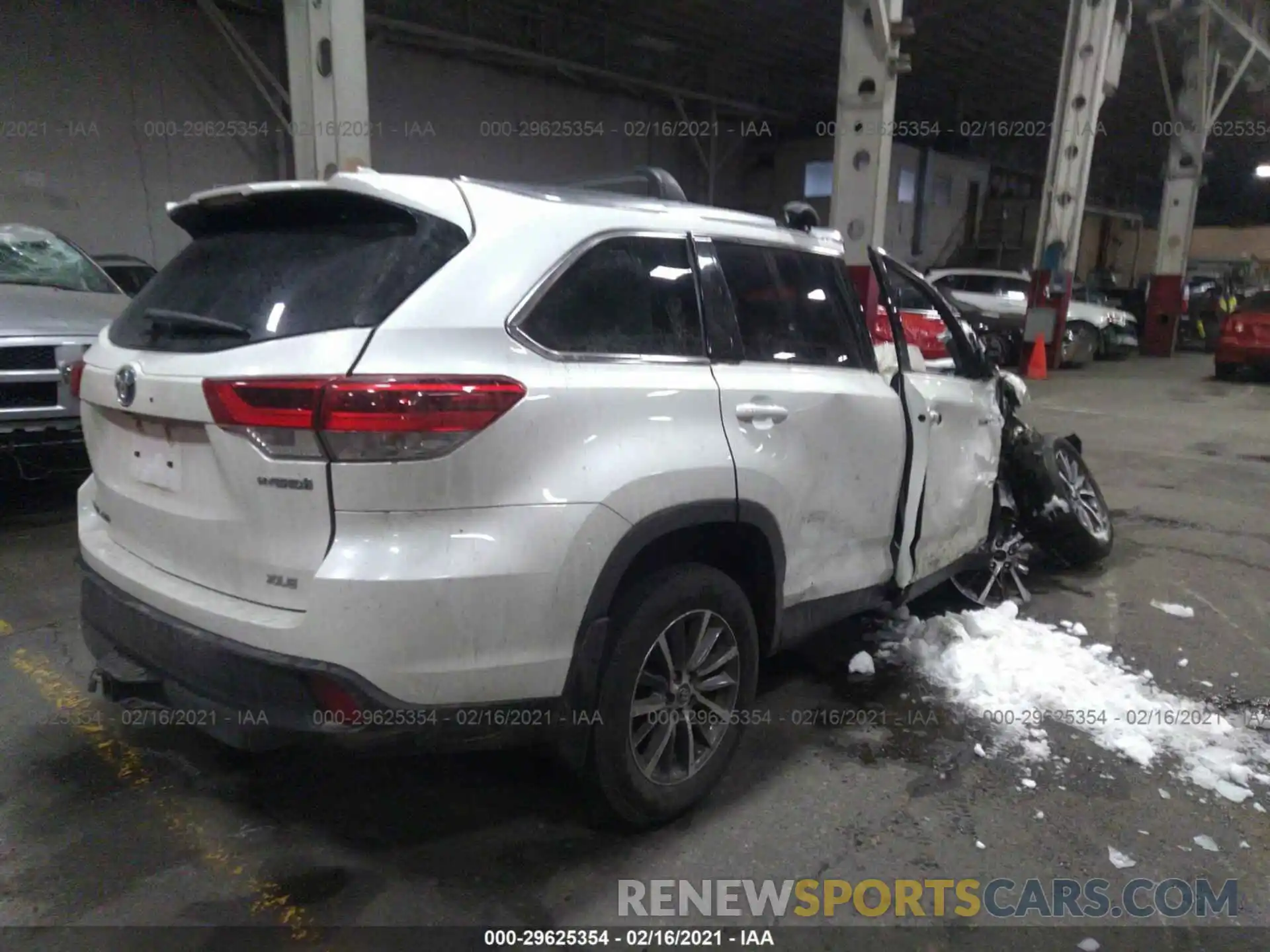 4 Photograph of a damaged car 5TDJGRFH0KS063245 TOYOTA HIGHLANDER 2019