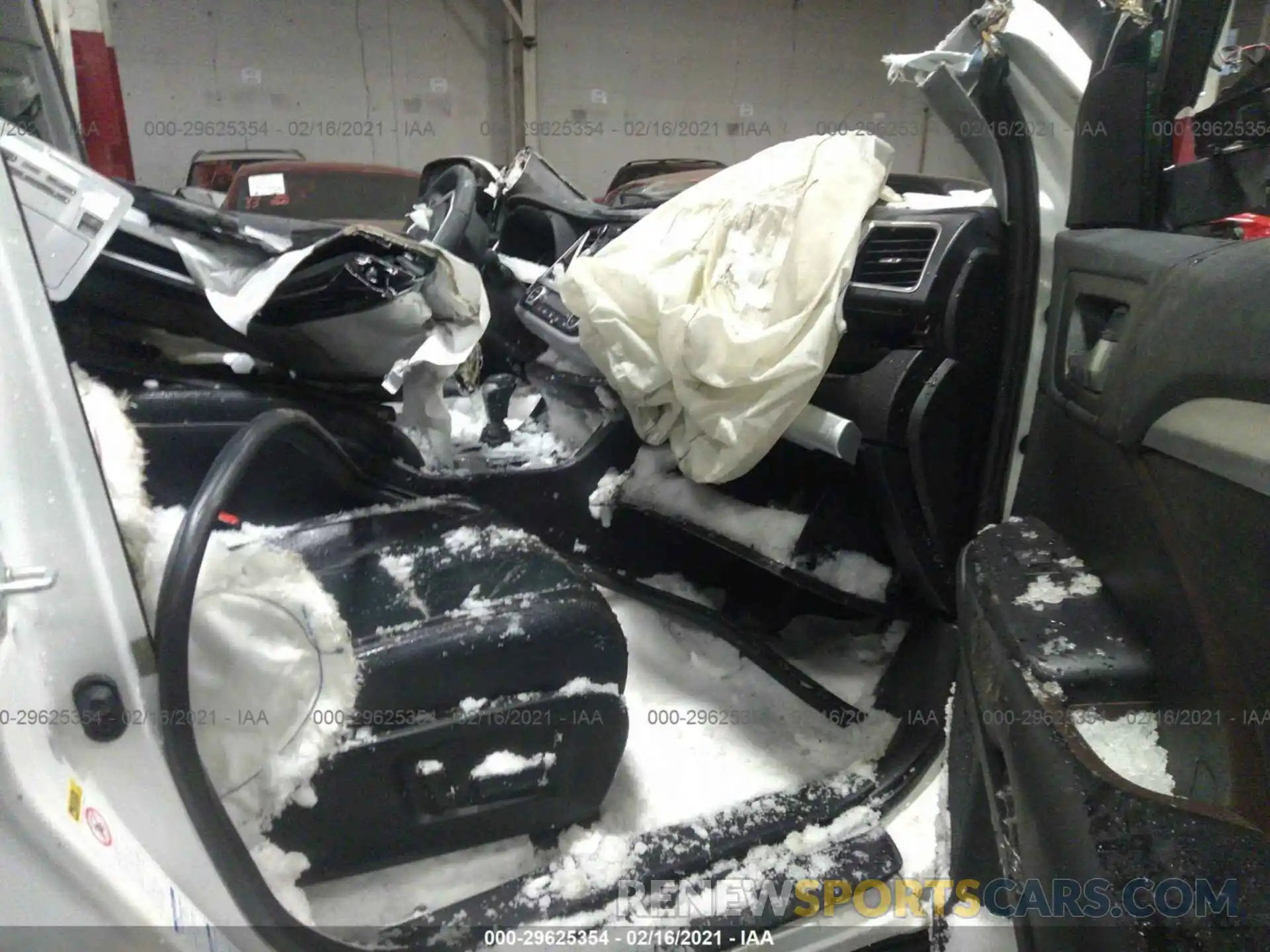 5 Photograph of a damaged car 5TDJGRFH0KS063245 TOYOTA HIGHLANDER 2019