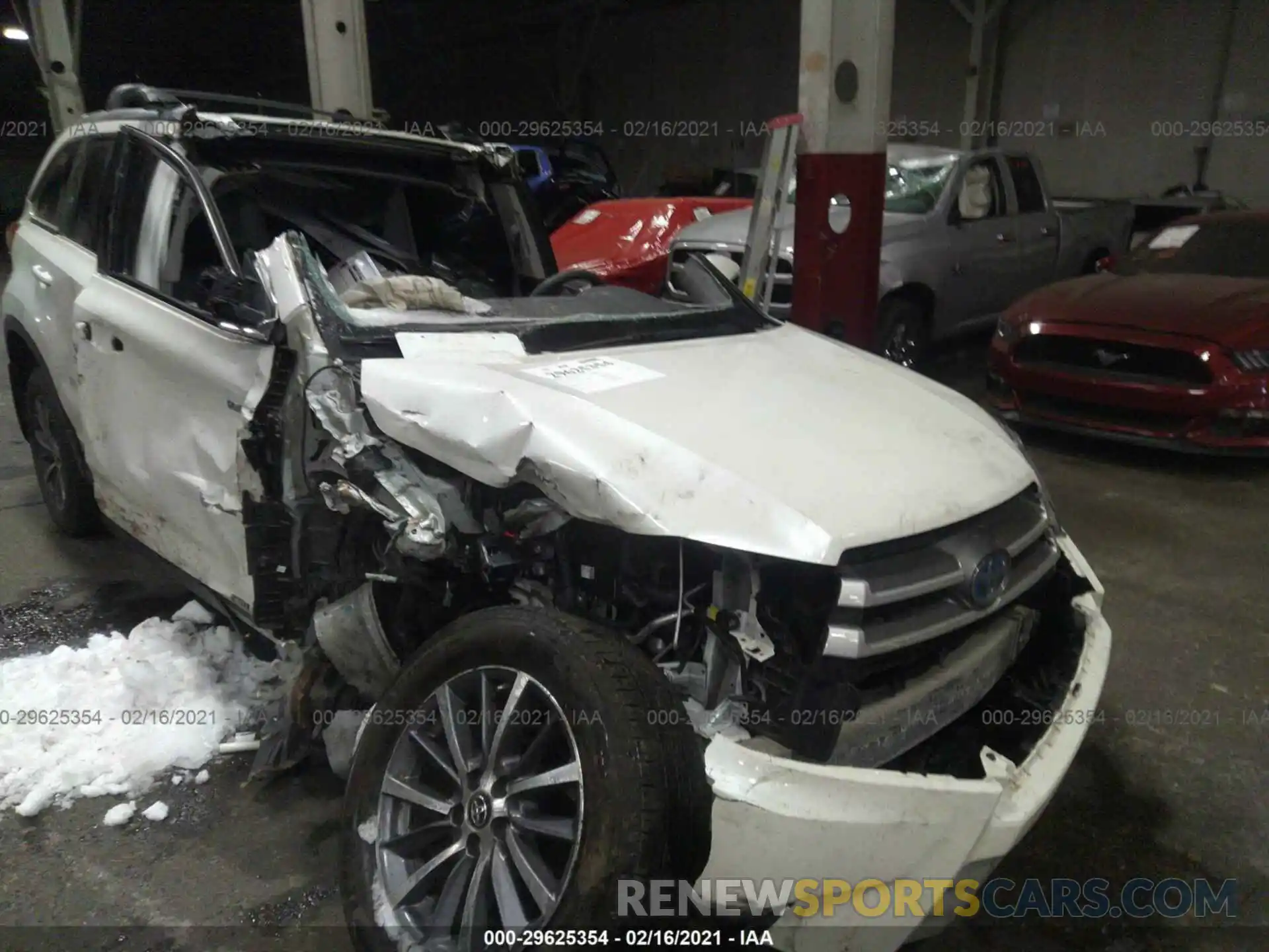 6 Photograph of a damaged car 5TDJGRFH0KS063245 TOYOTA HIGHLANDER 2019