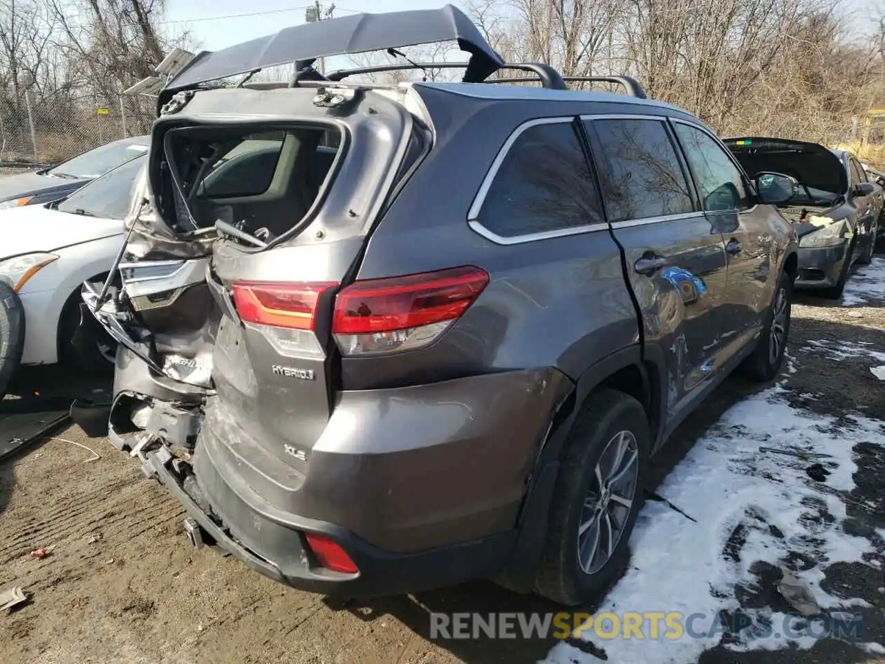 4 Photograph of a damaged car 5TDJGRFH0KS065335 TOYOTA HIGHLANDER 2019